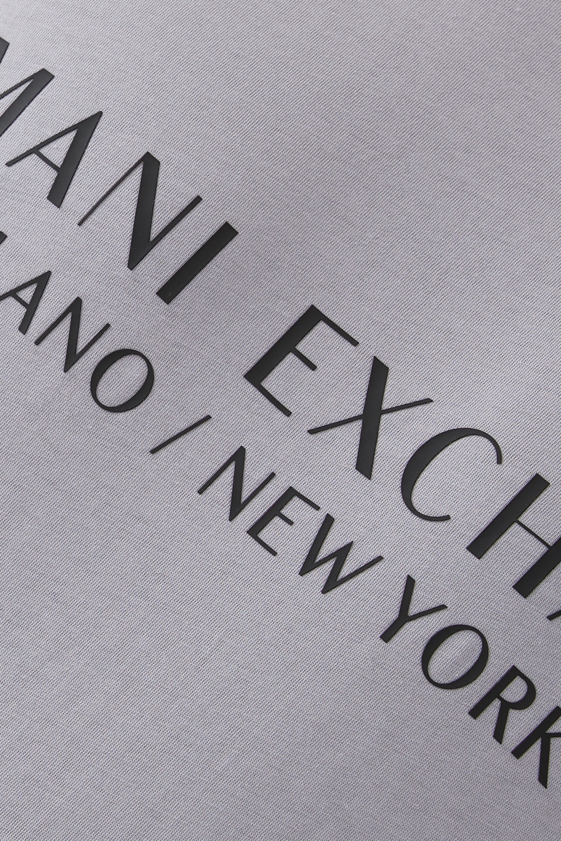 تيشيرت بشعار الماركة بقصة عادية