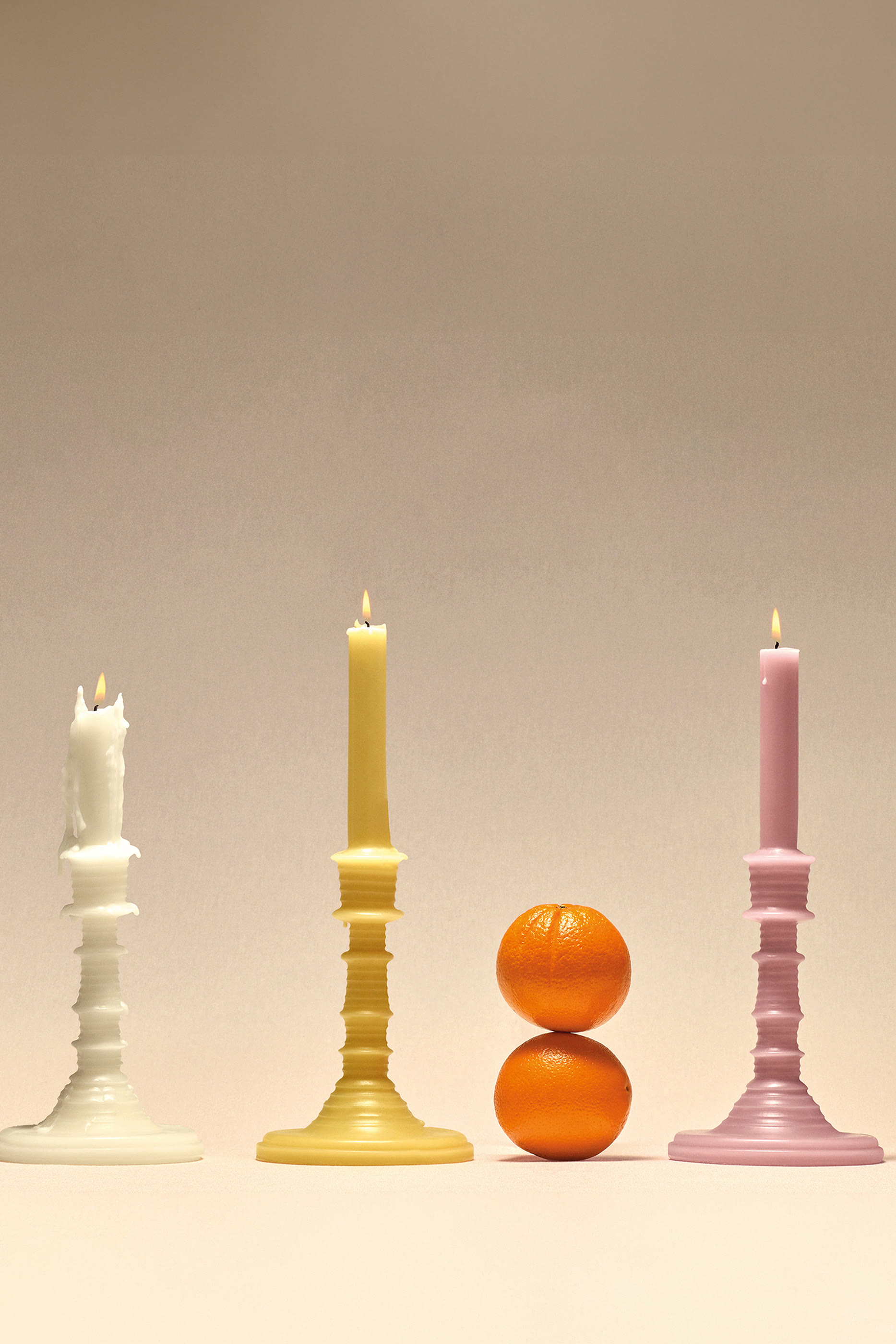 شمعة آيفي معطرة بتصميم حامل شموع