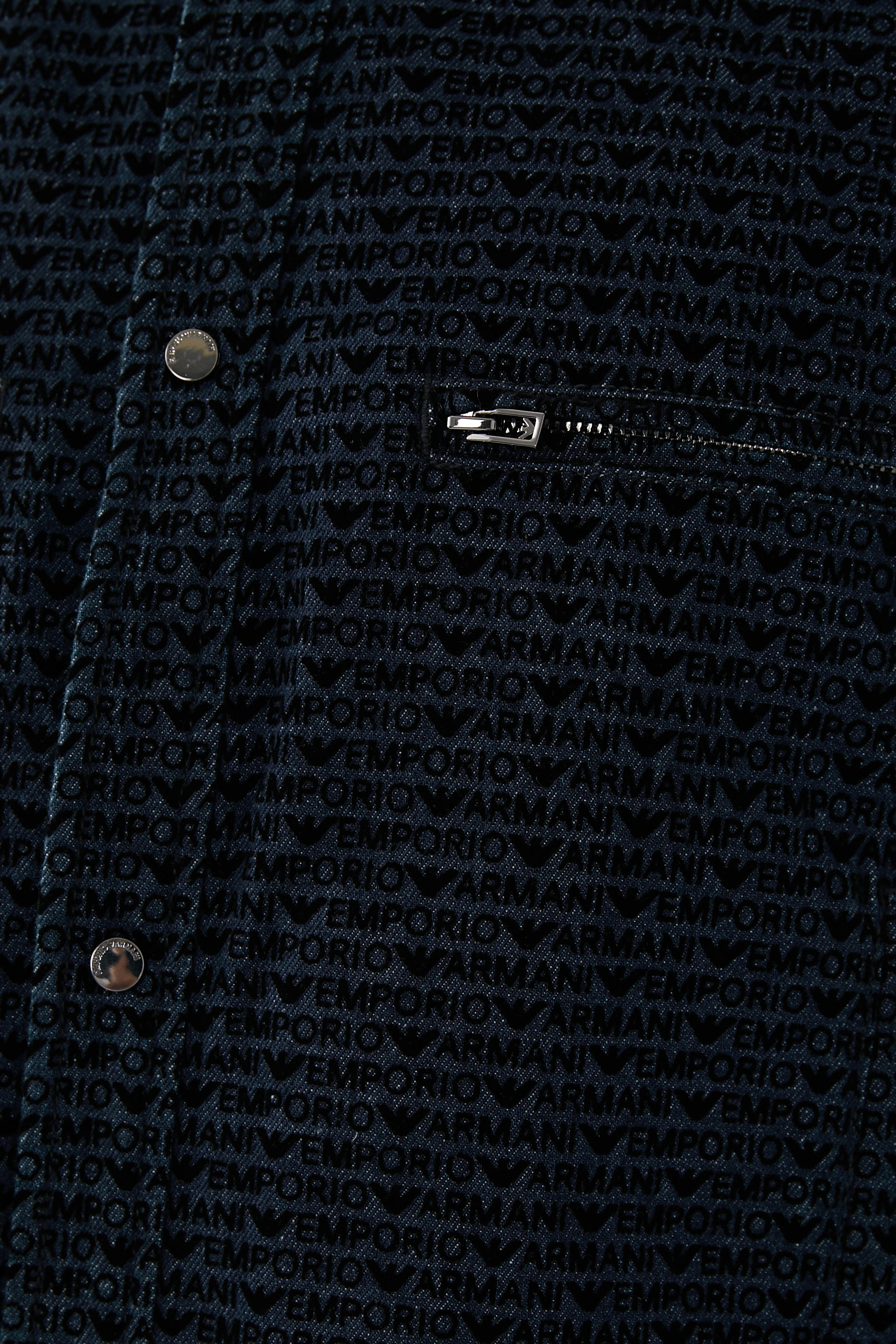 جاكيت دنيم بشعار الماركة