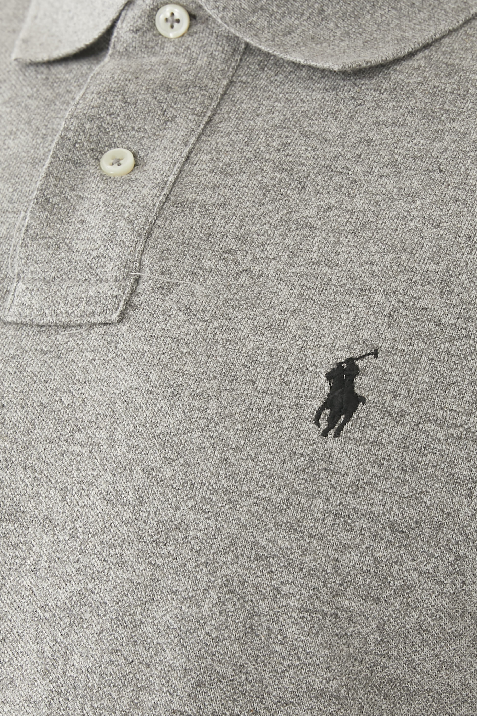 قميص بقصة ضيقة بشعار الماركة