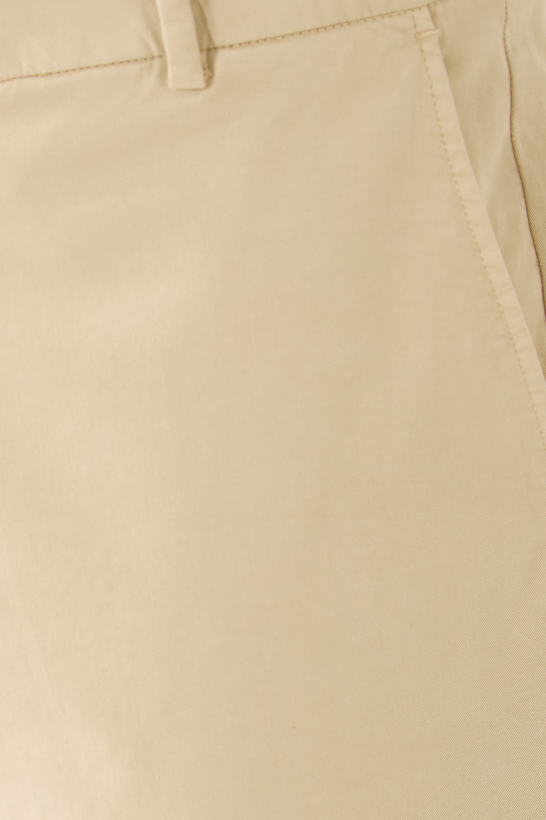 بنطال تشينو بقصة ضيقة