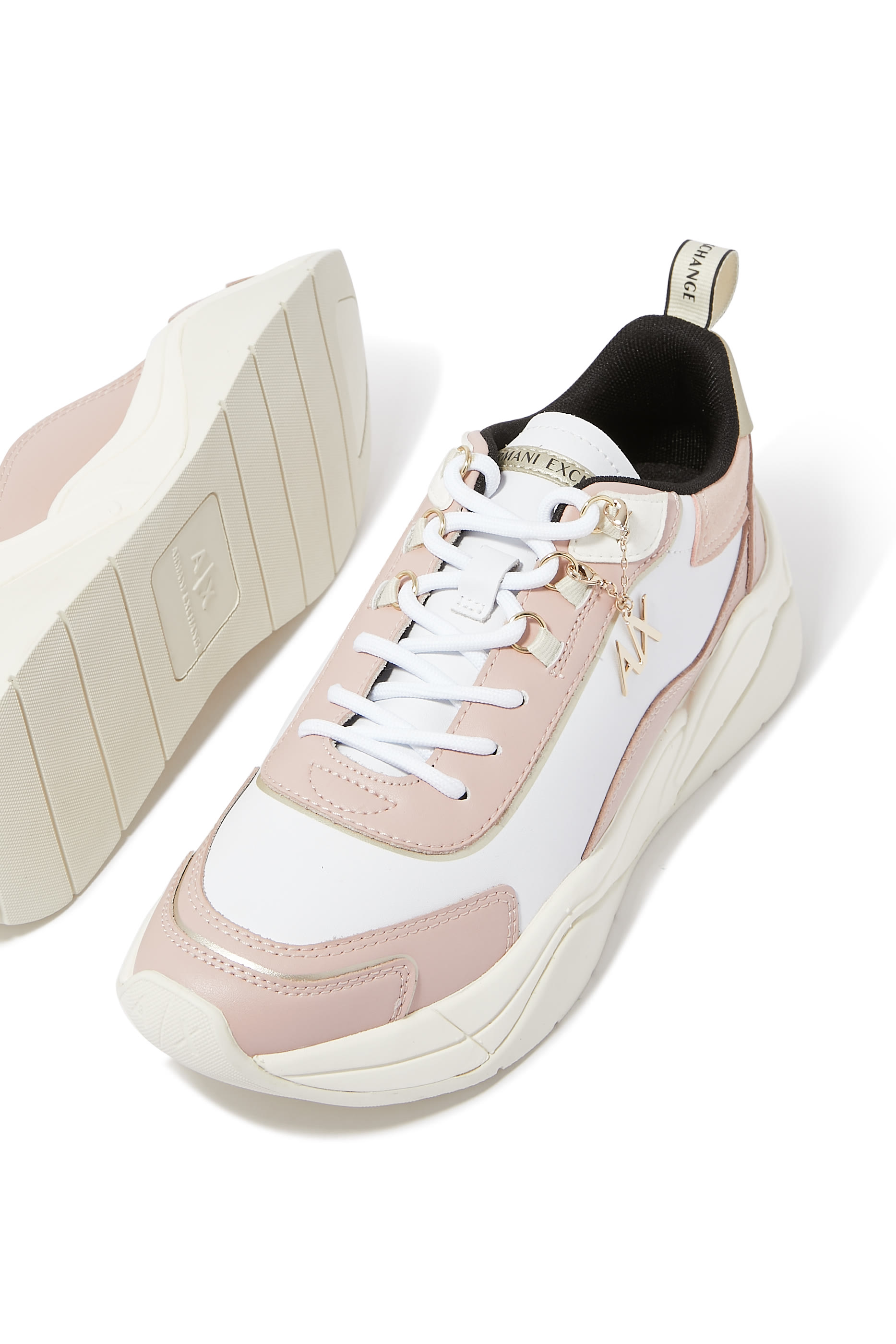 سنيكرز جلد بتفاصيل سلسلة