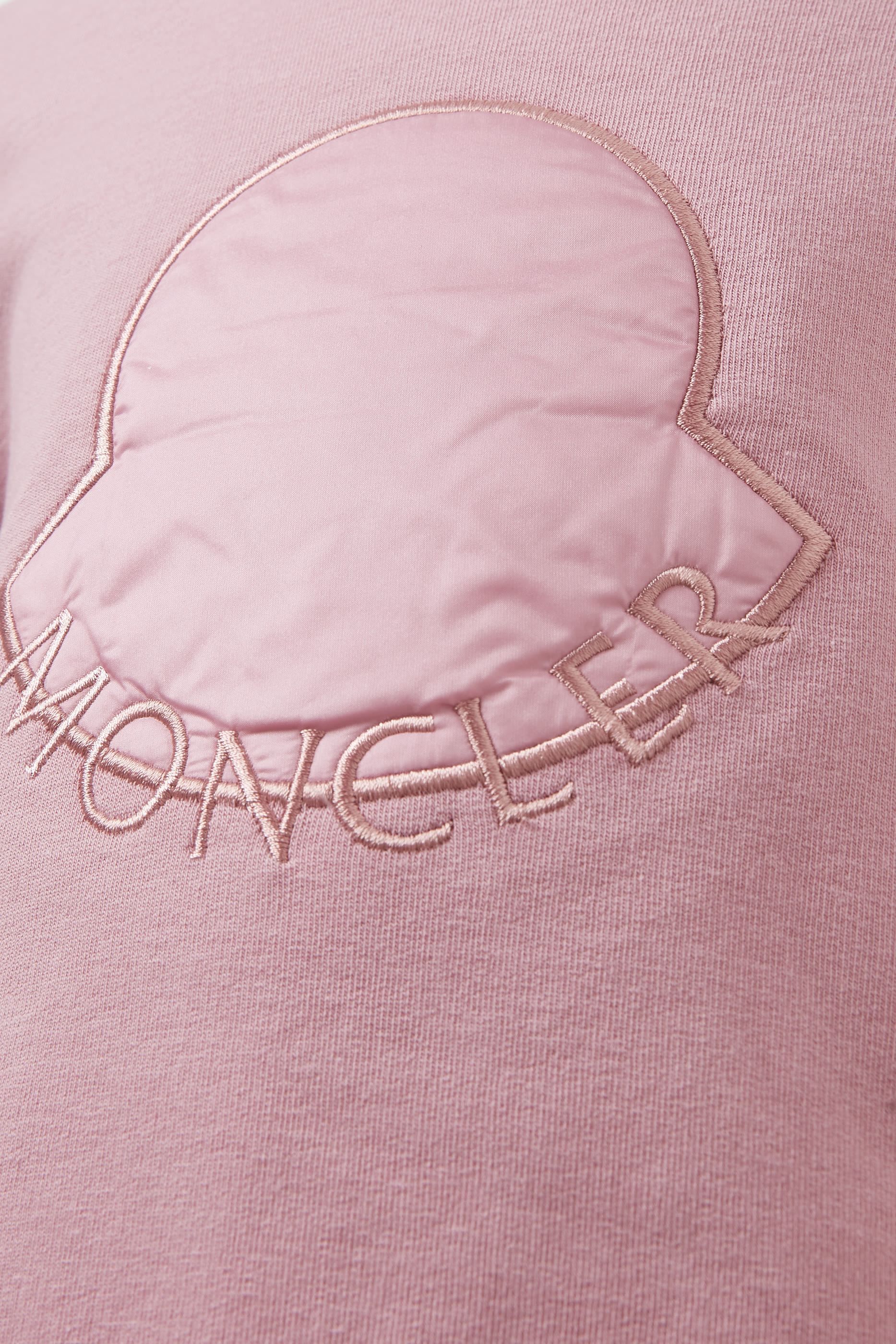 فستان للأطفال مطرز بشعار الماركة