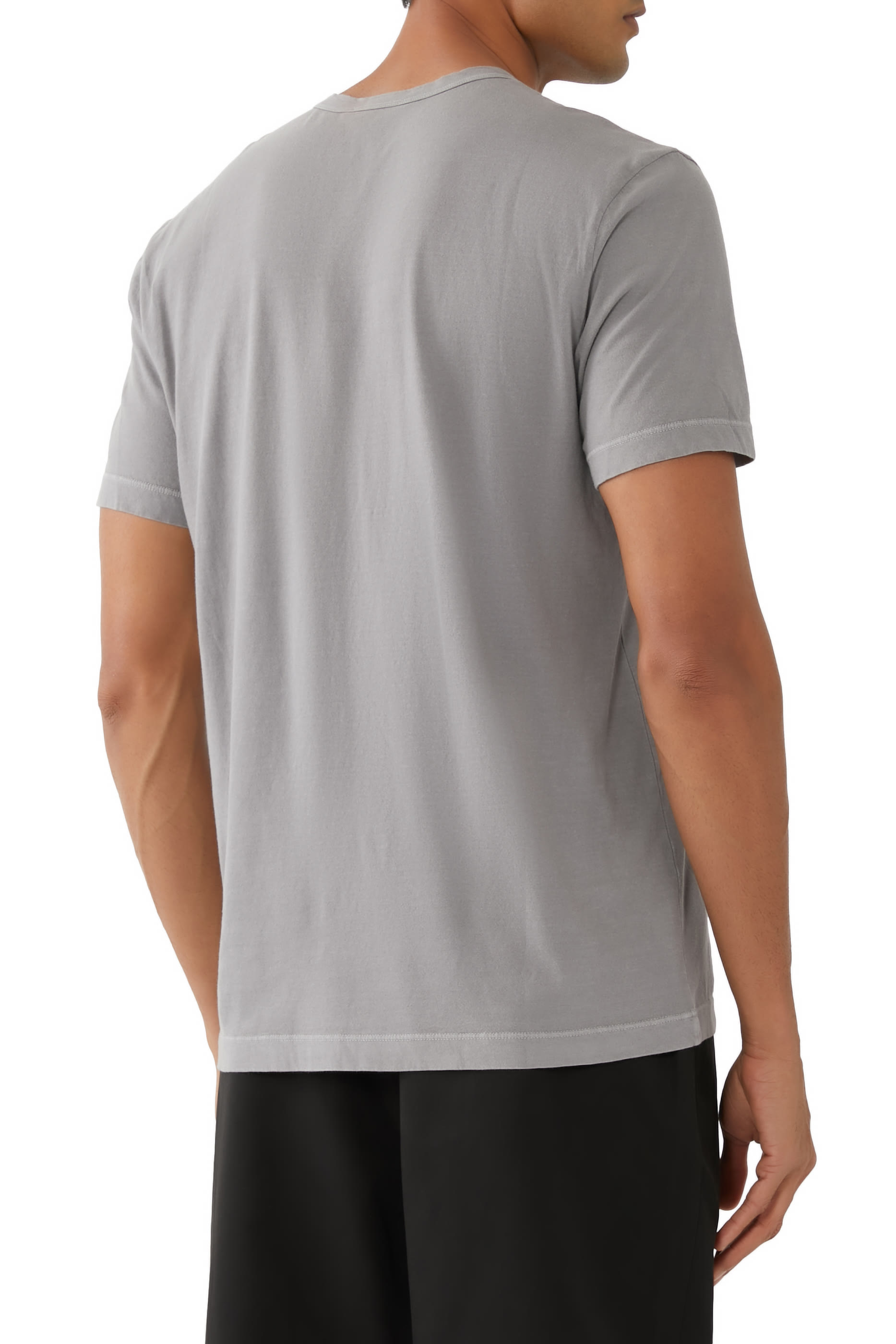 تيشيرت بأكمام قصيرة وياقة ضيقة