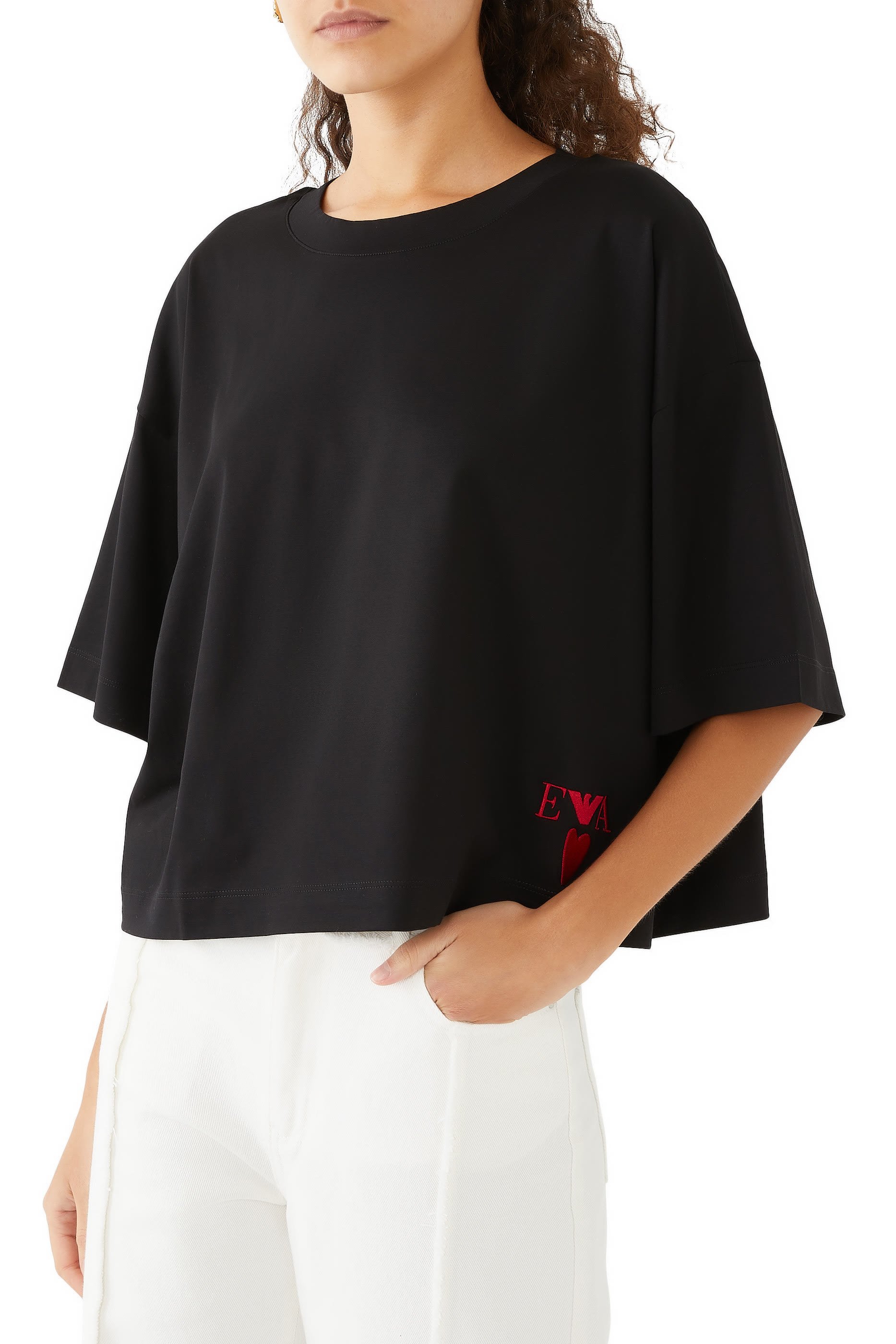 بلوزة قصيرة بتطريز قلب وشعار الماركة عند الحافة بإصدار لعيد العشاق