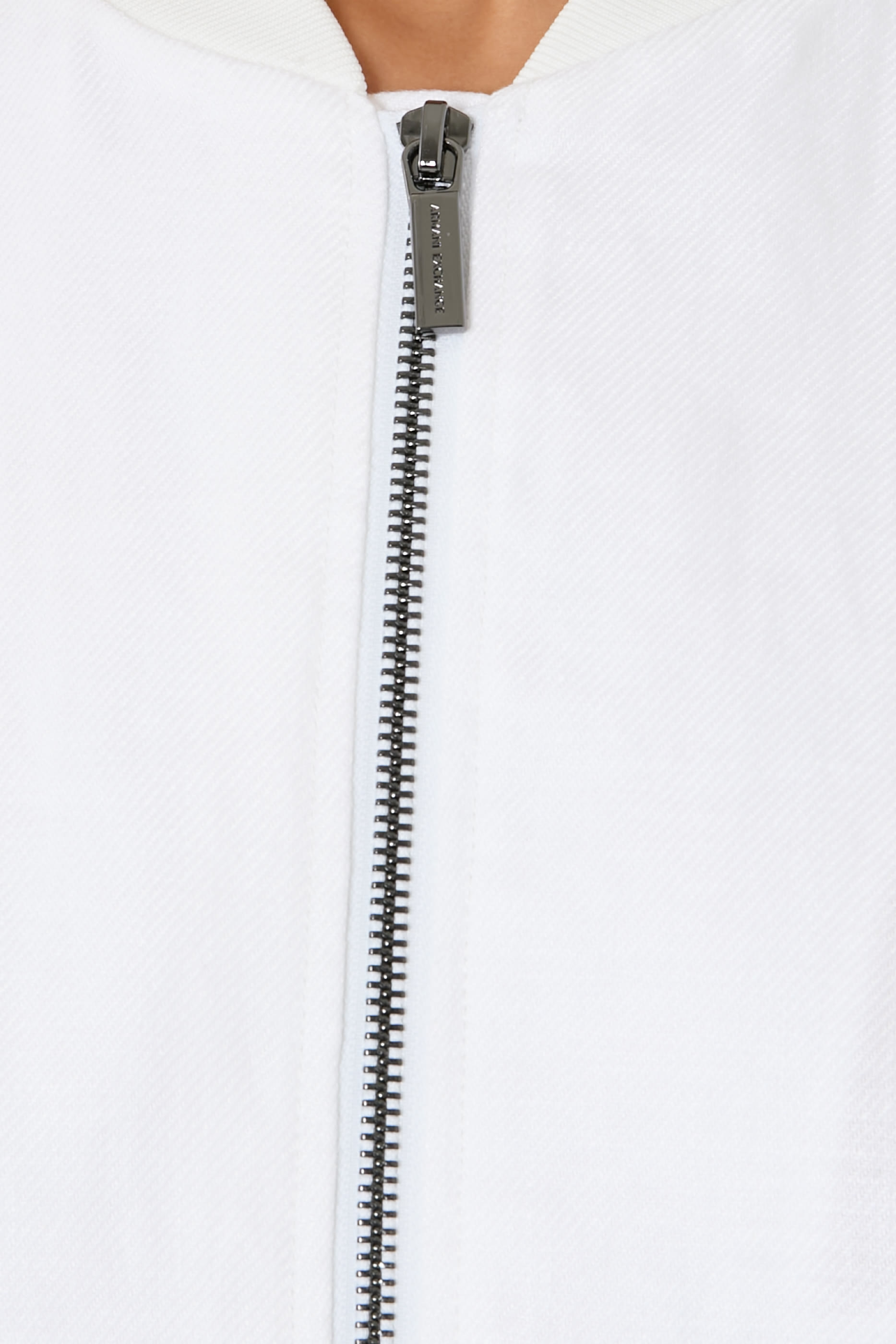 جاكيت بقصة فضفاضة وشعار الماركة