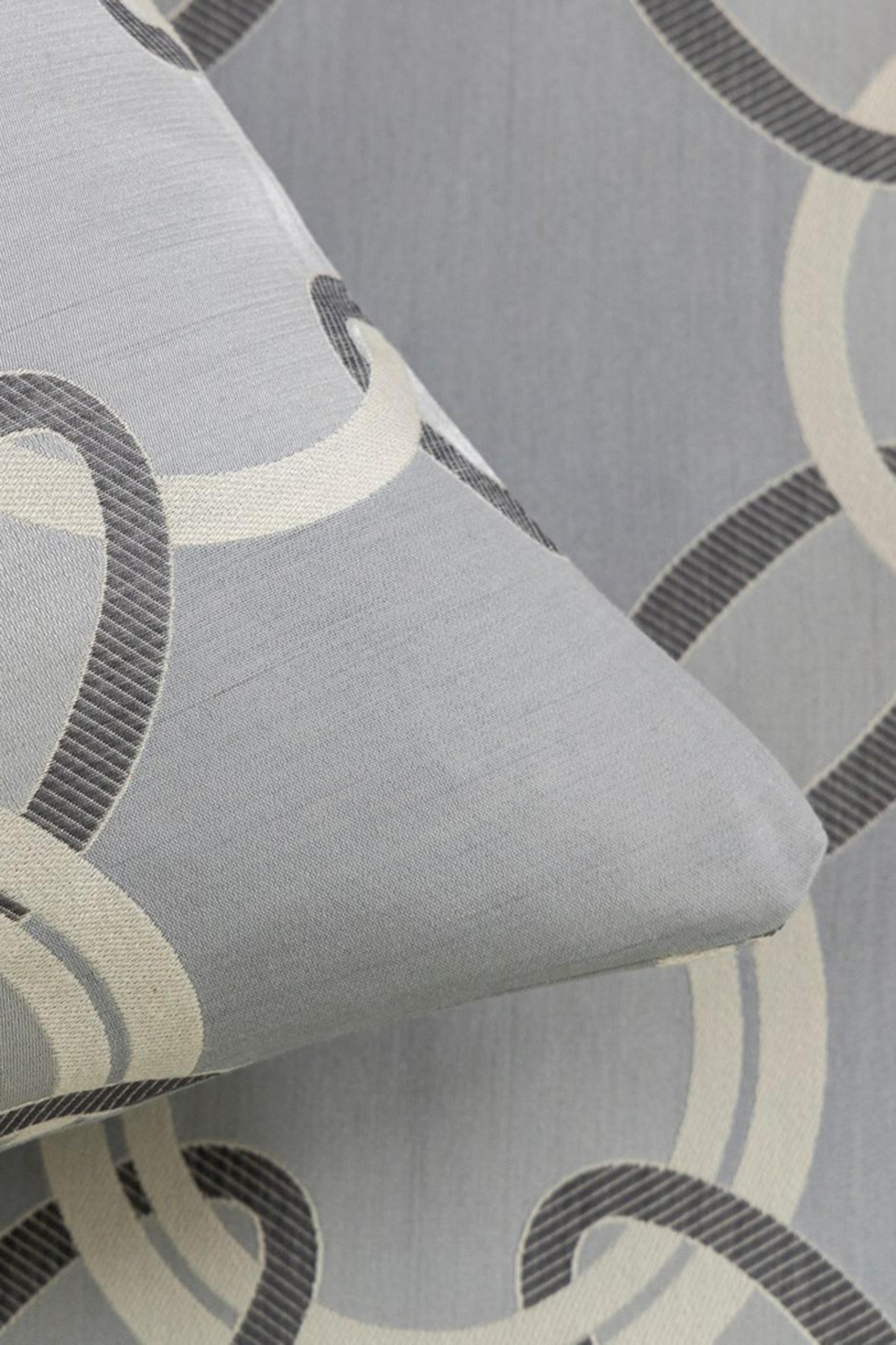 وسادة ديكور لاكجري بنقشة سلاسل