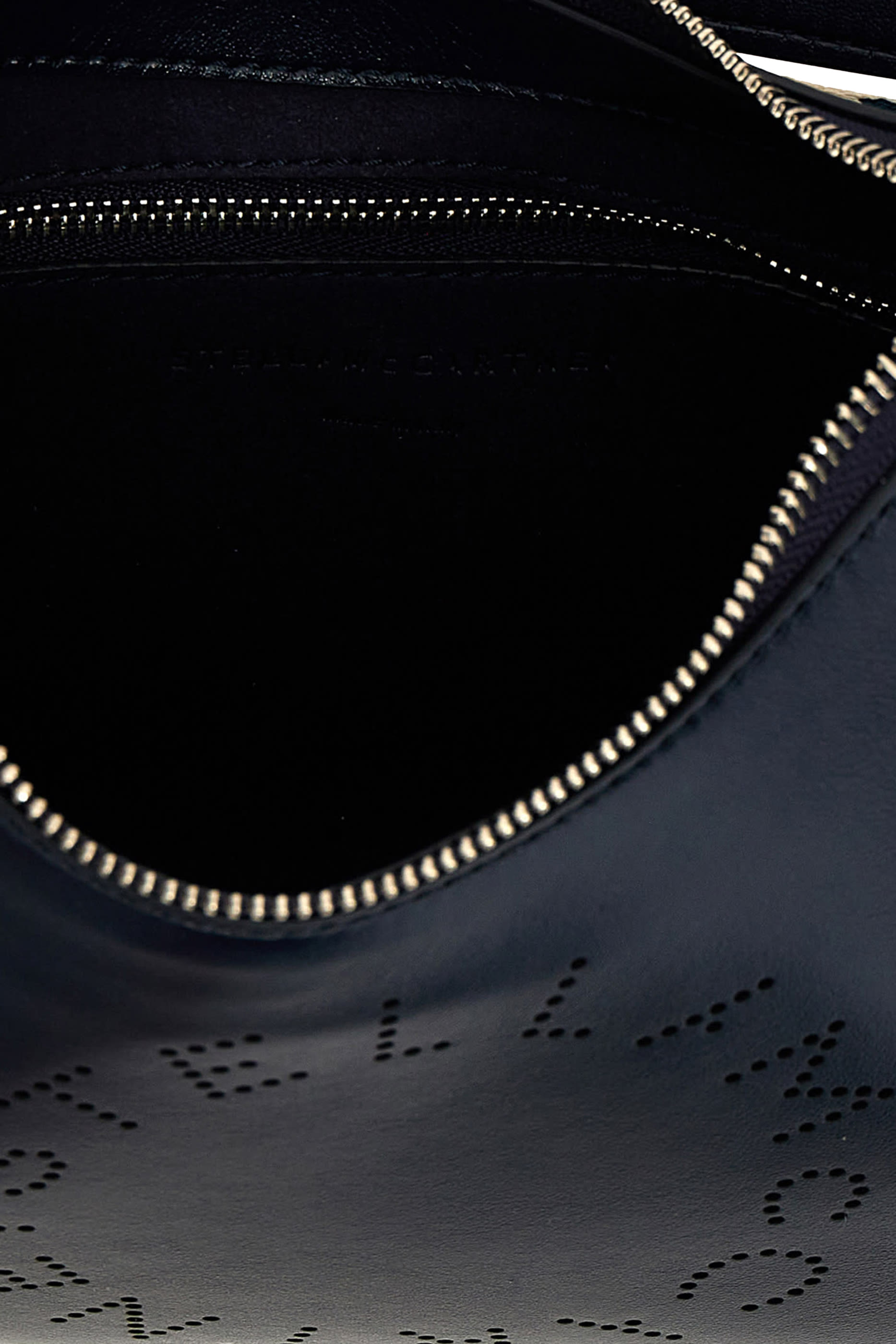 حقيبة كتف صغيرة بشعار الماركة