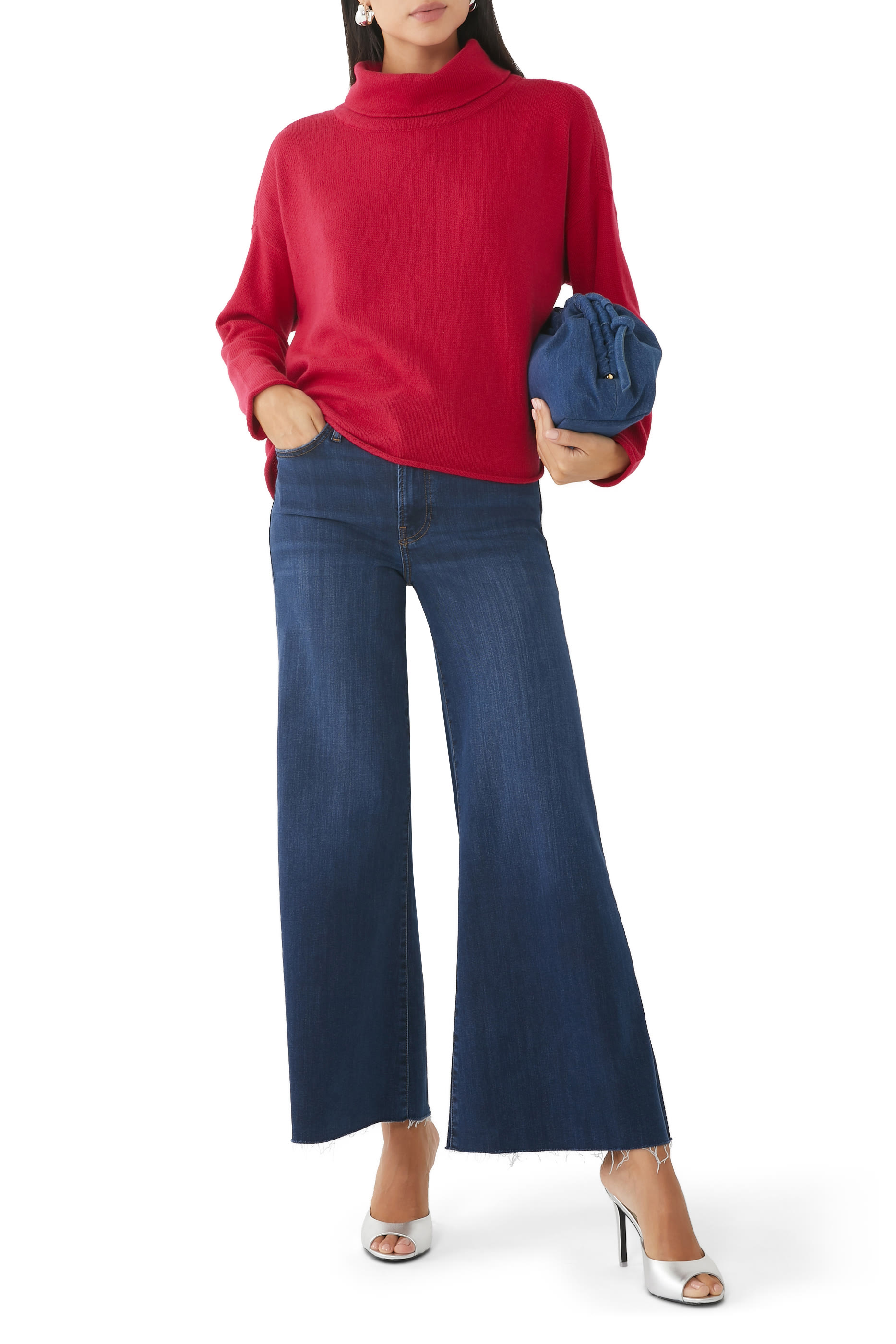 بلوزة بقصة مربعة وياقة عالية