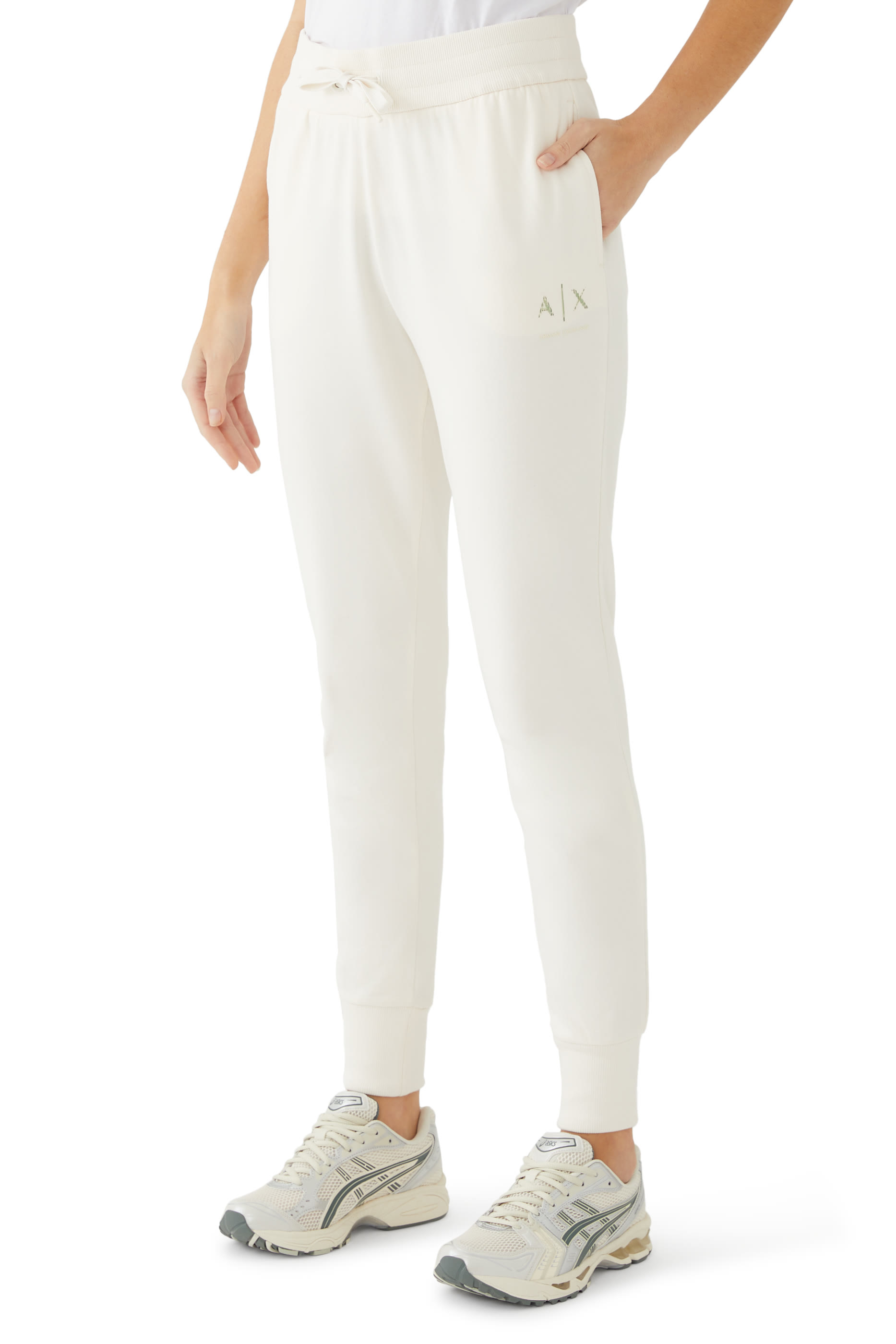 بنطال بشعار الماركة