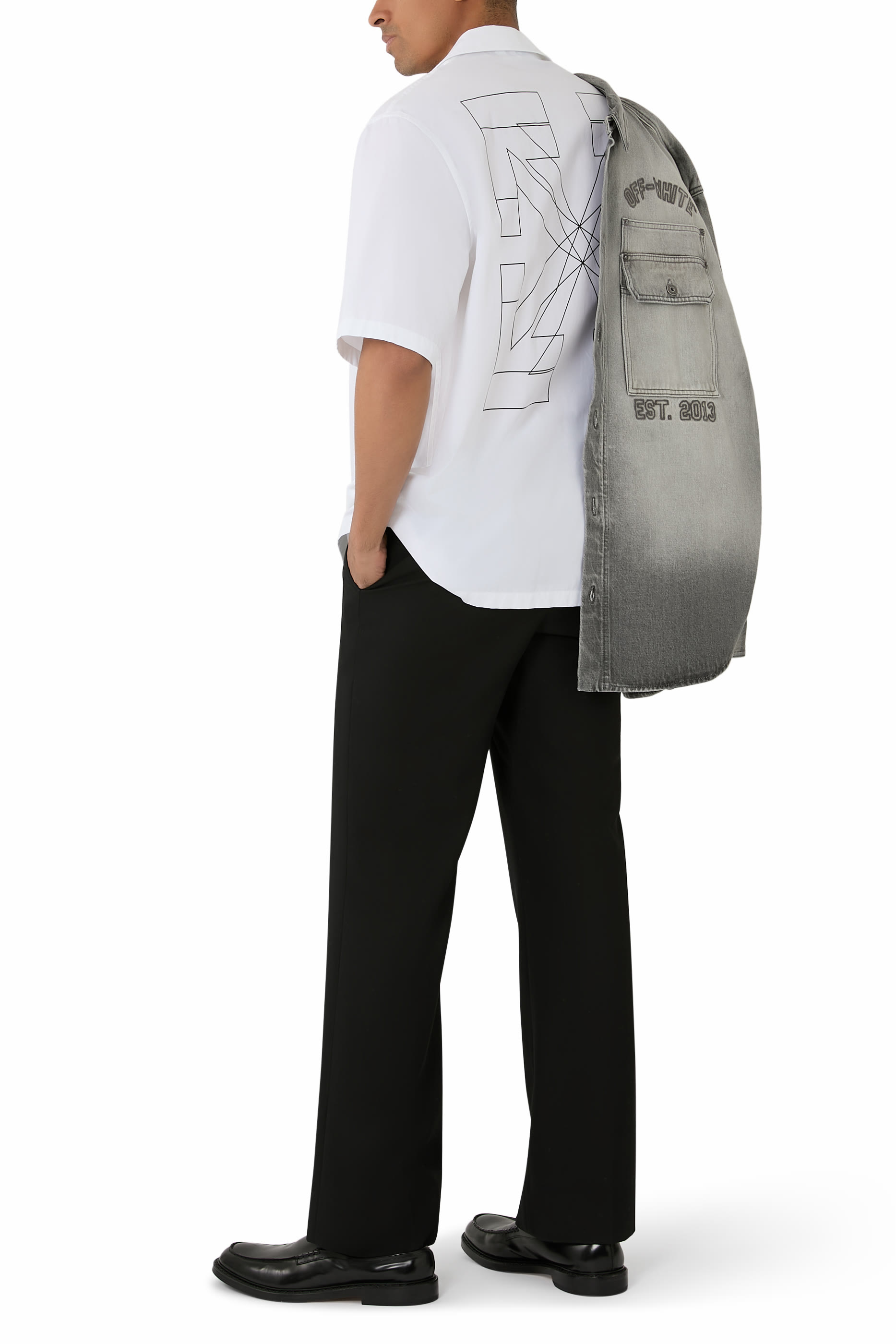 قميص بطبعة شعار الماركة