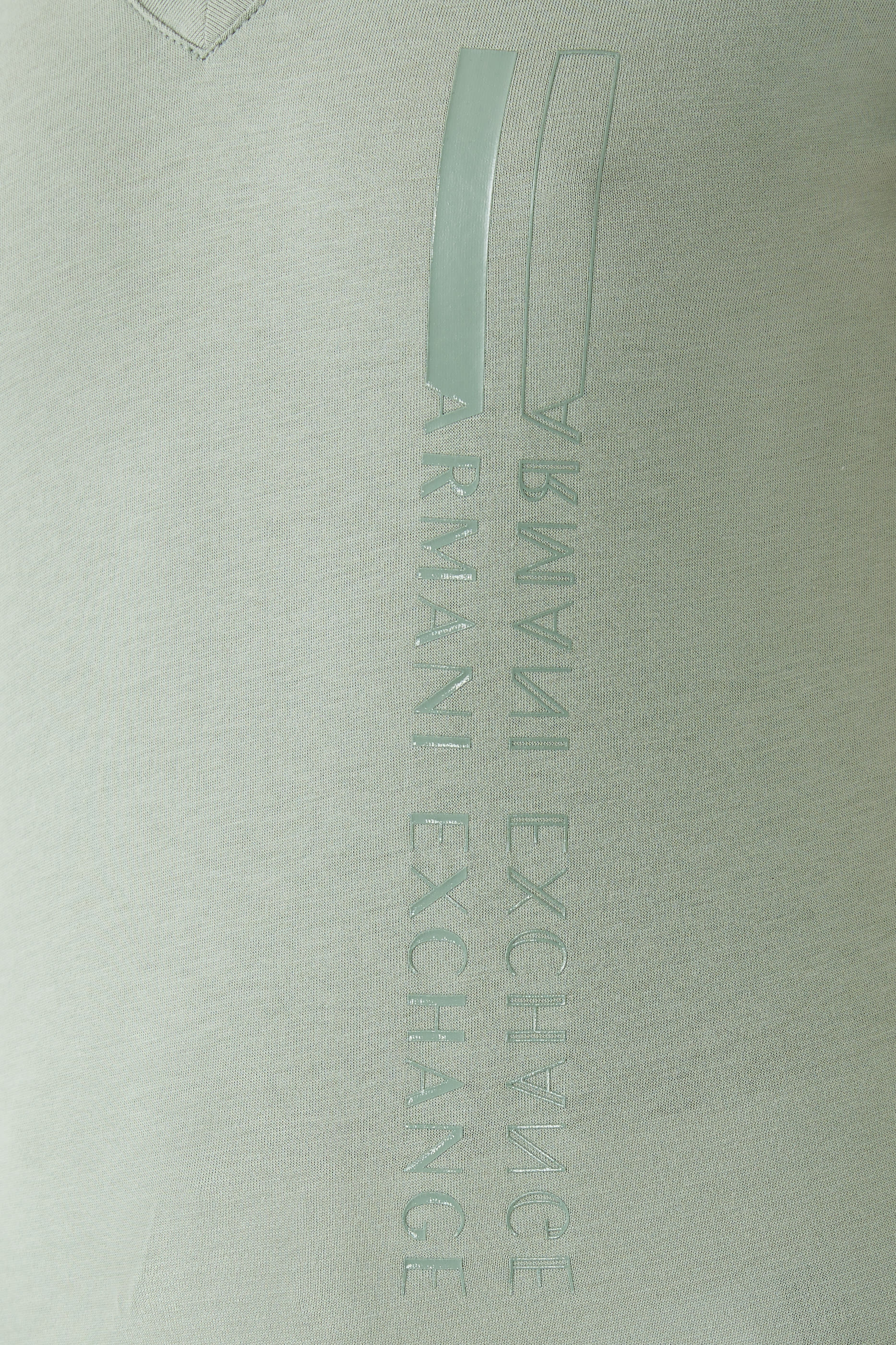 تيشيرت بياقة على شكل حرف وشعار الماركة