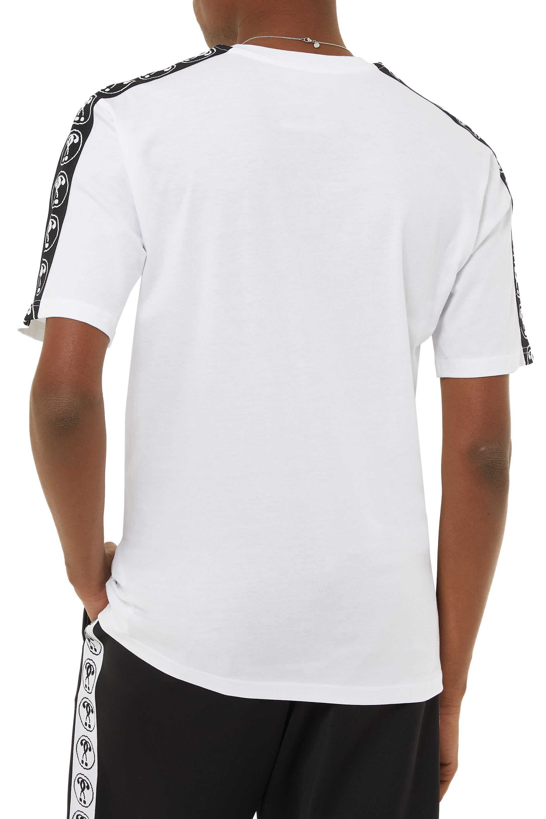 تيشيرت بياقة ضيقة وبشريط بشعار الماركة