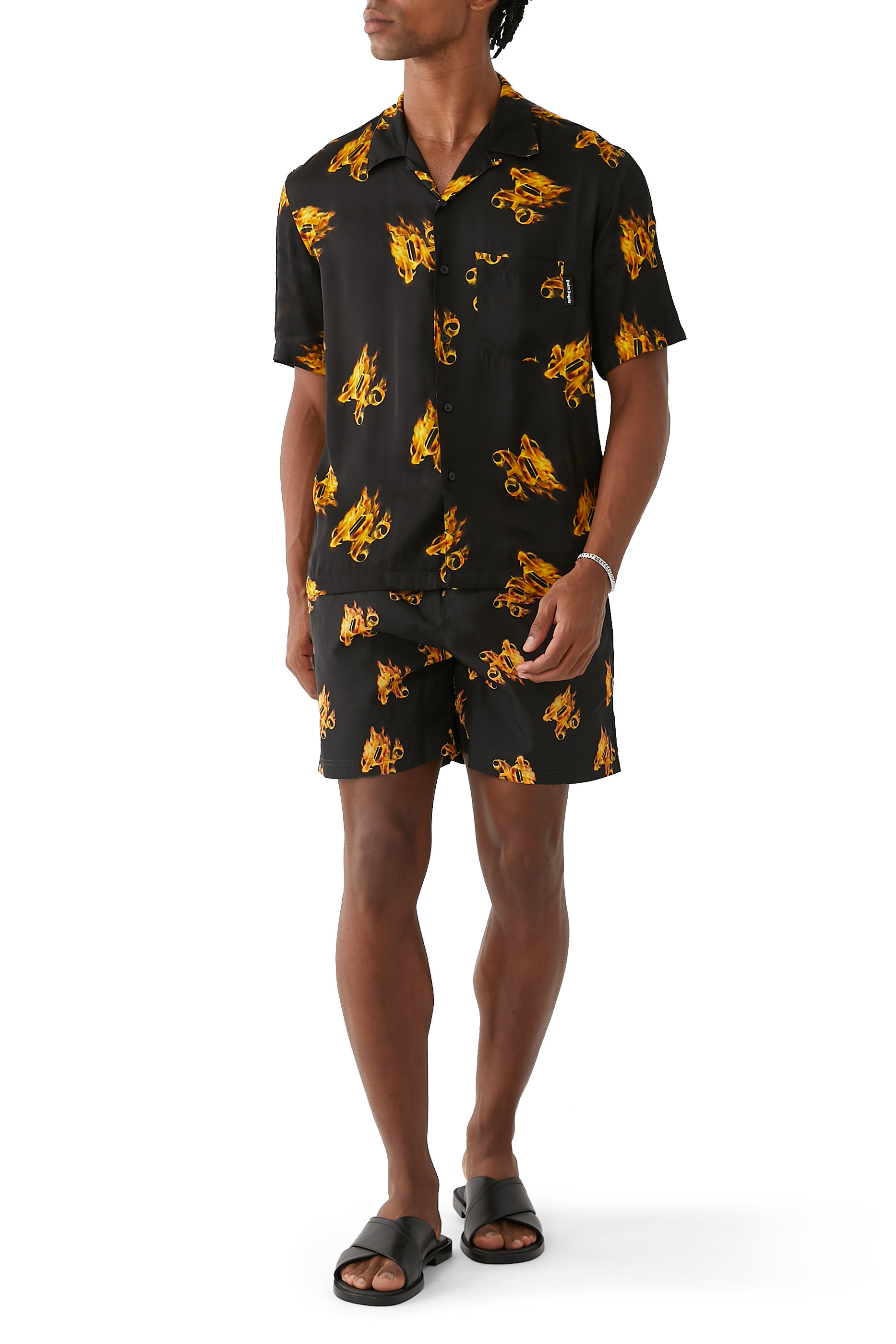 قميص بنقشة حروف شعار الماركة بنمط ملتهب