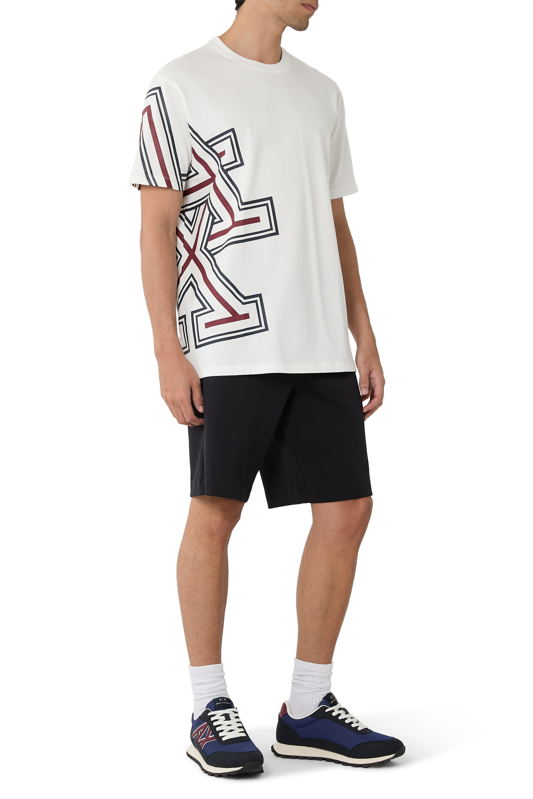 سنيكرز بكاحل منخفض ونقشة شعار الماركة على الجانب