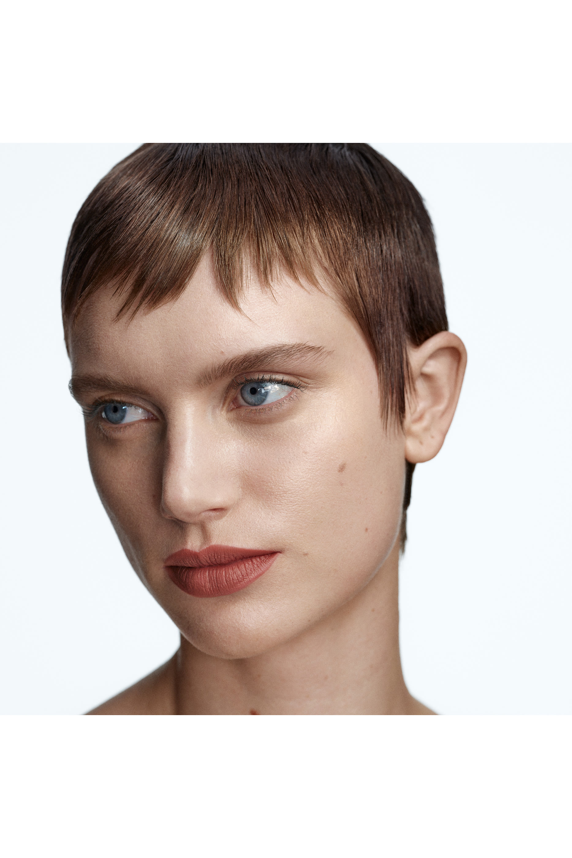 أحمر شفاه غير لامع