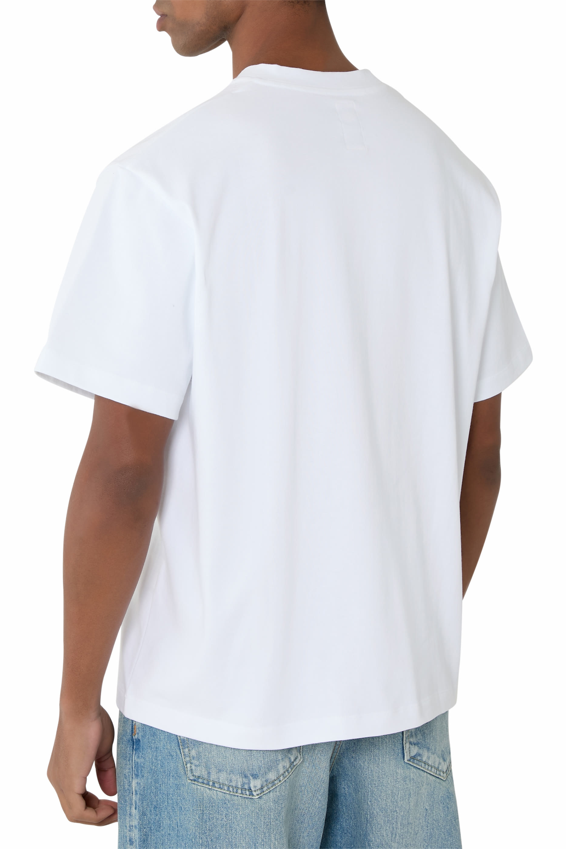 تيشيرت بشعار الماركة الكلاسيكي