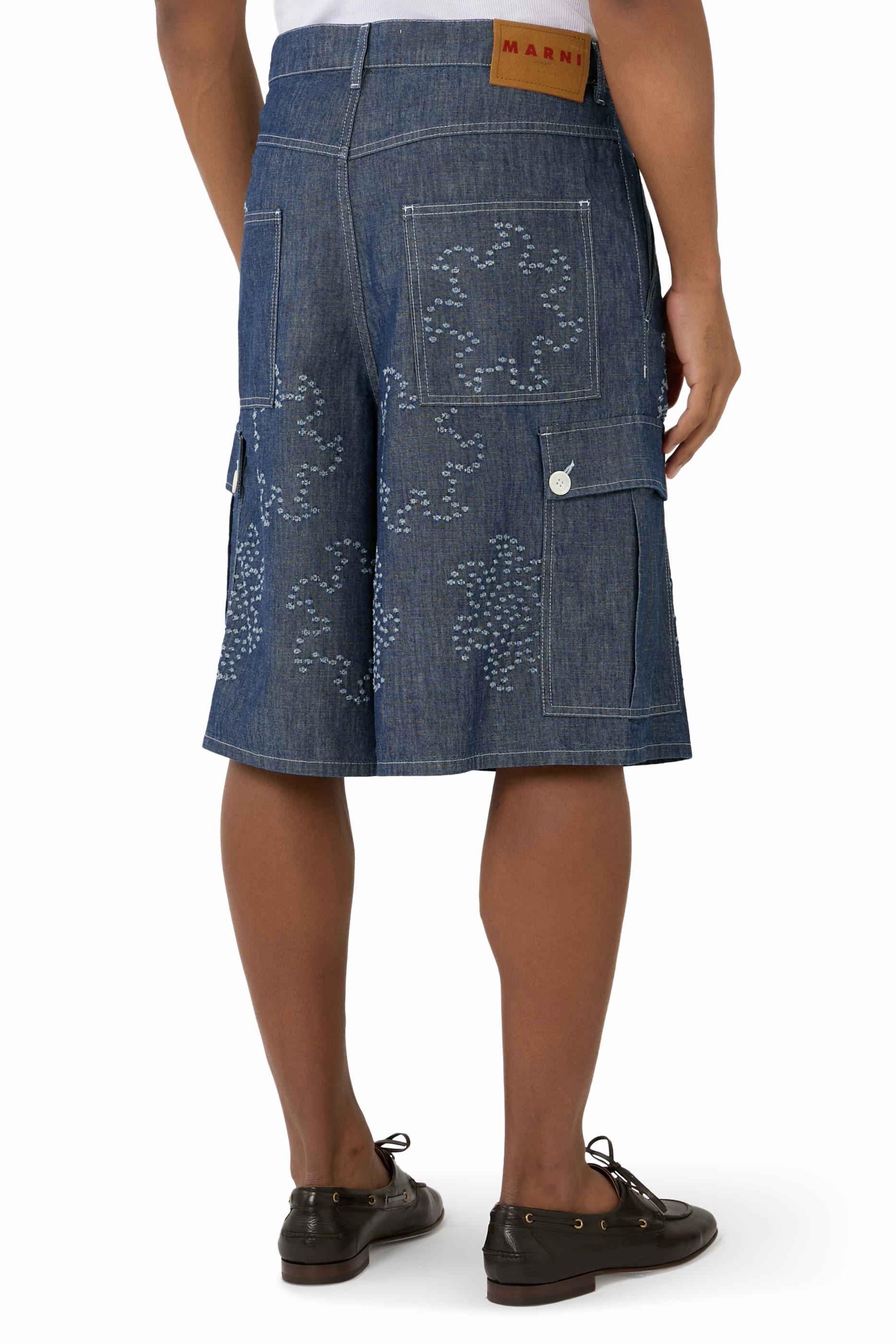 شورت مطرز بشعار الماركة