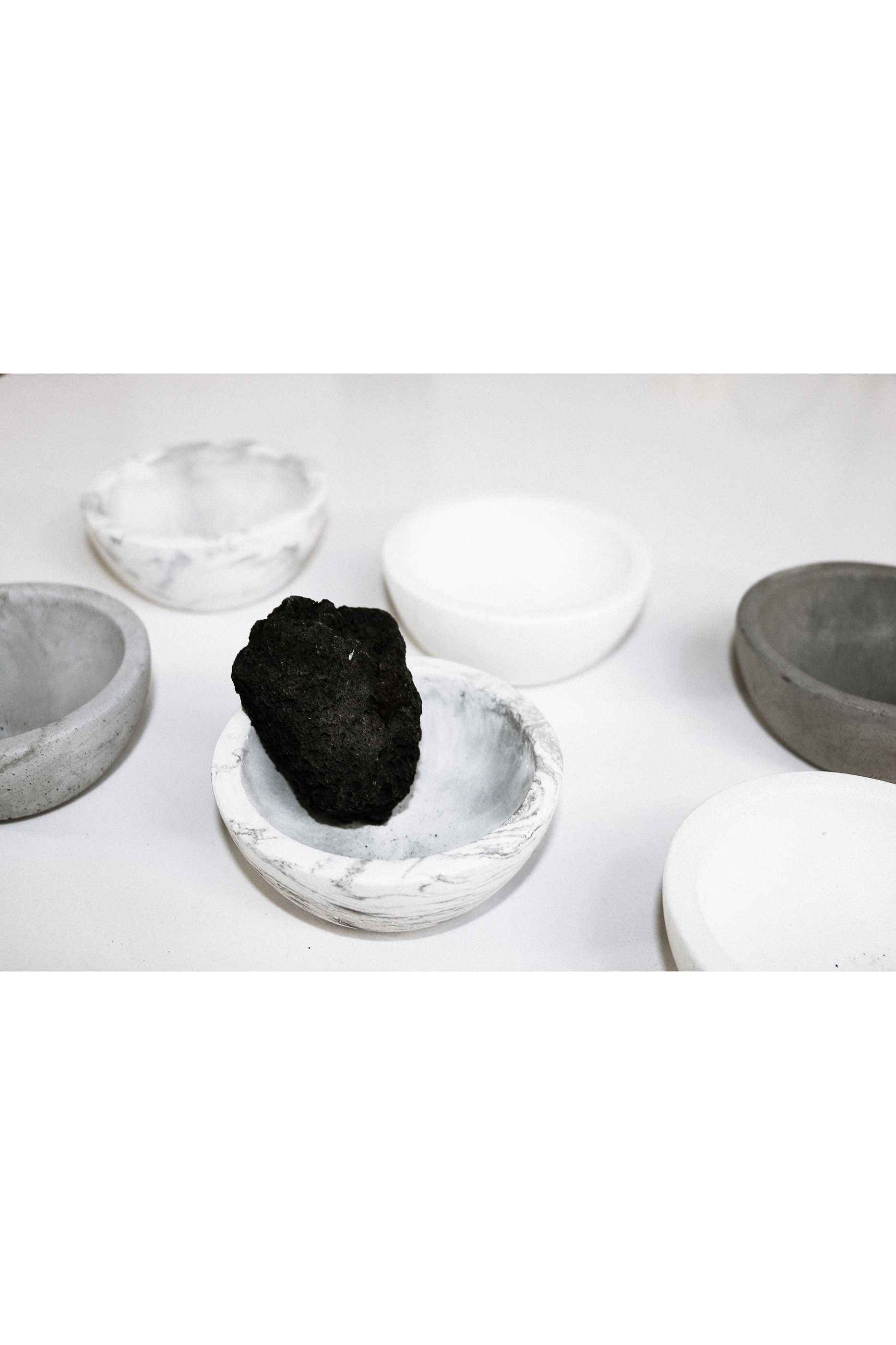 موزع عطر رقم 6 هيسوب في وعاء خرساني