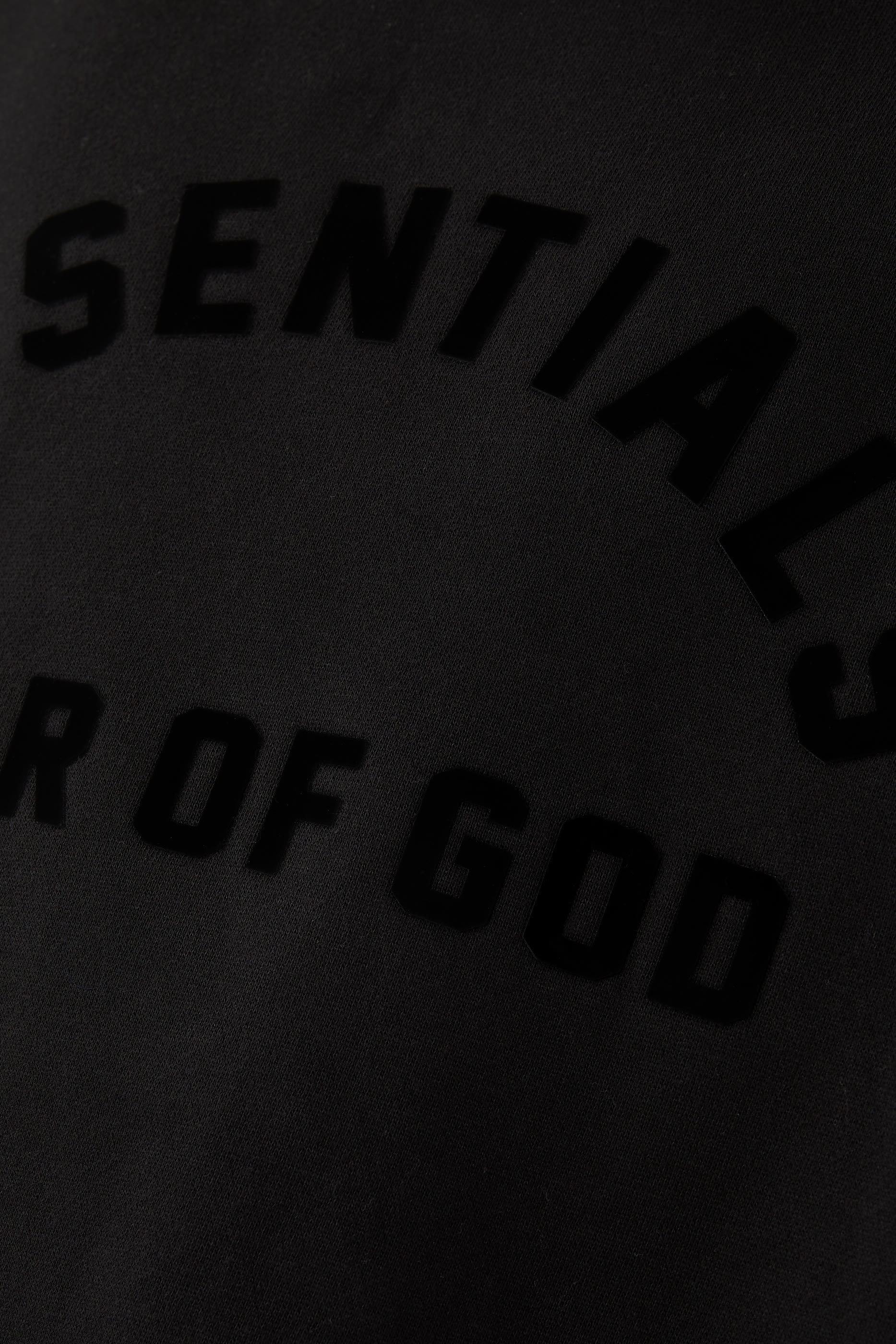 هودي بياقة عالية بشعار اسنشالز