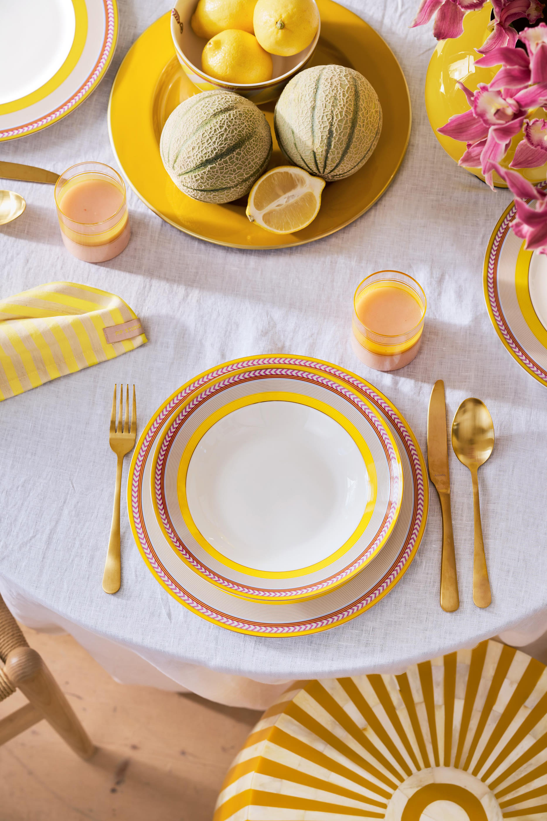 طبق عميق شيك بنقشة مخططة