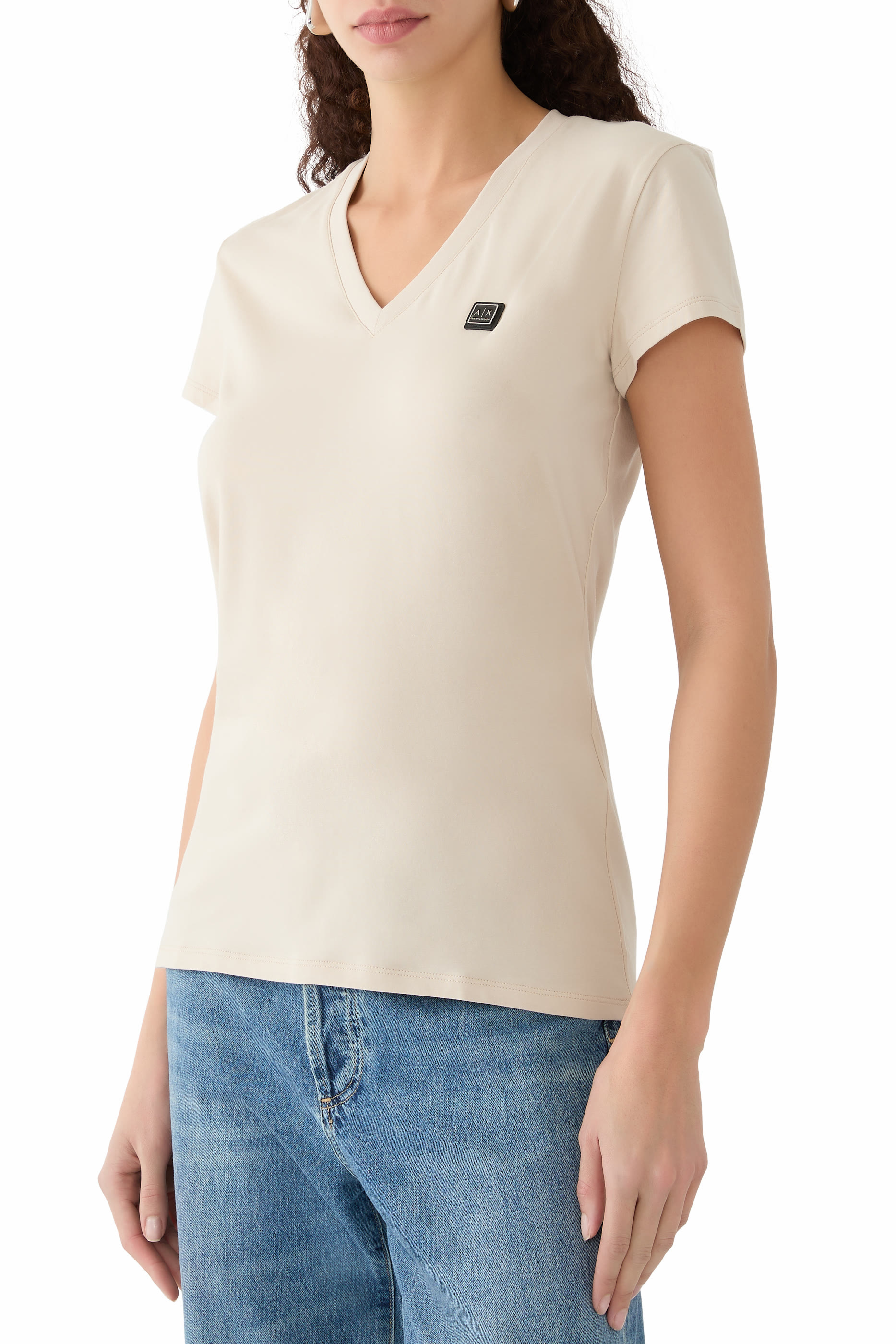 تيشيرت بياقة على شكل حرف V وشعار الماركة