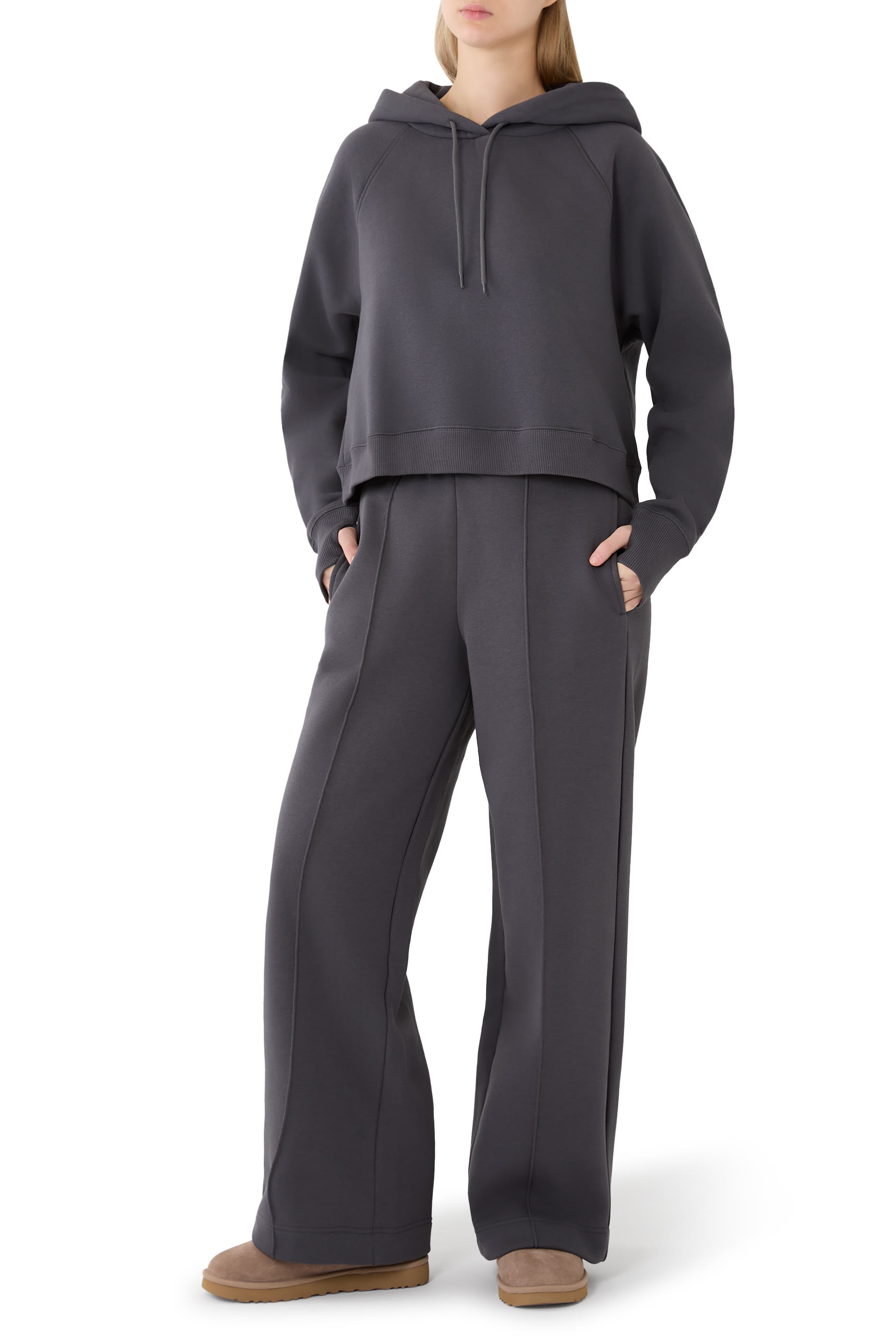 هودي قصير بحواف ملفوفة