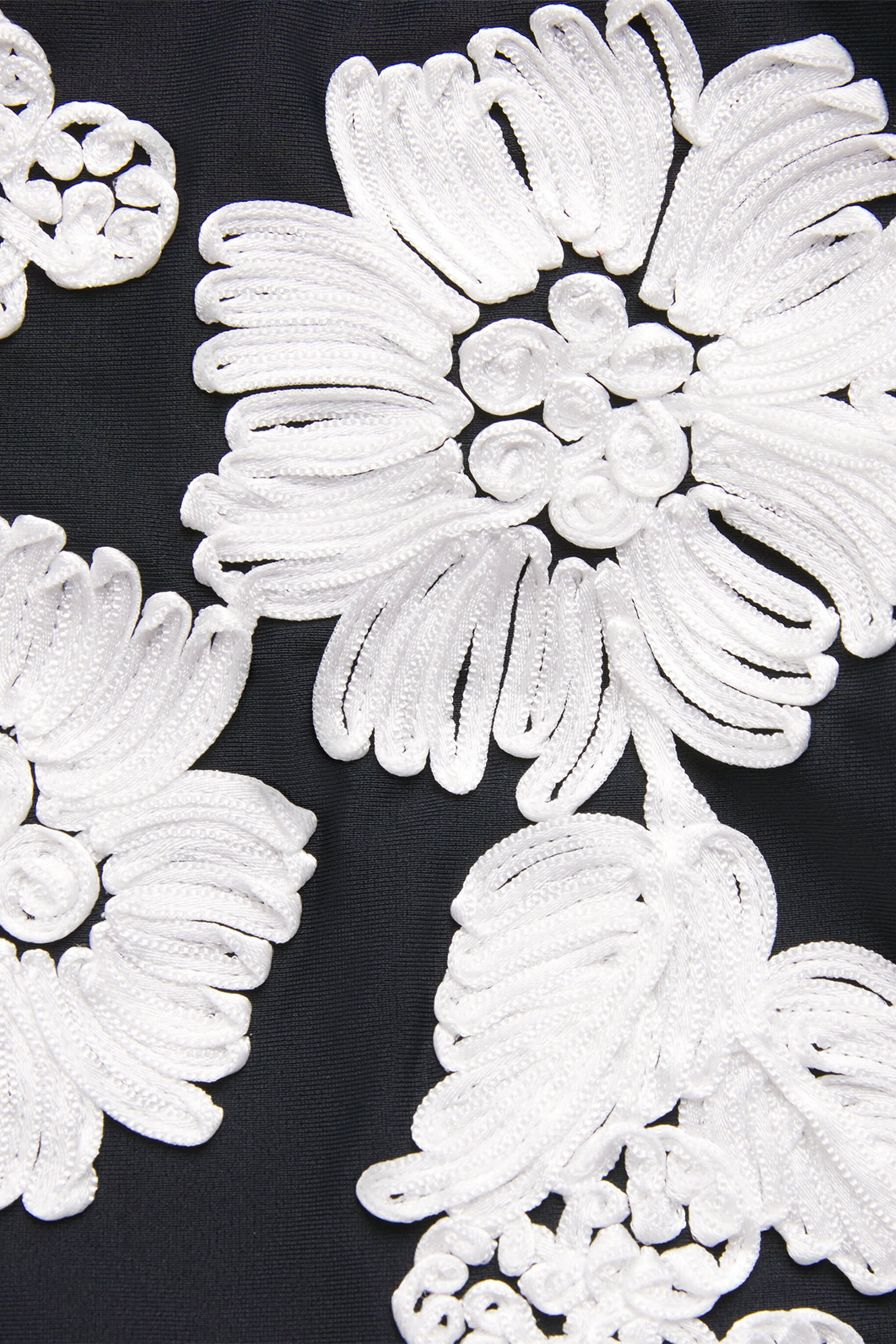 قطعة بيكيني علوية روزي مطرزة 