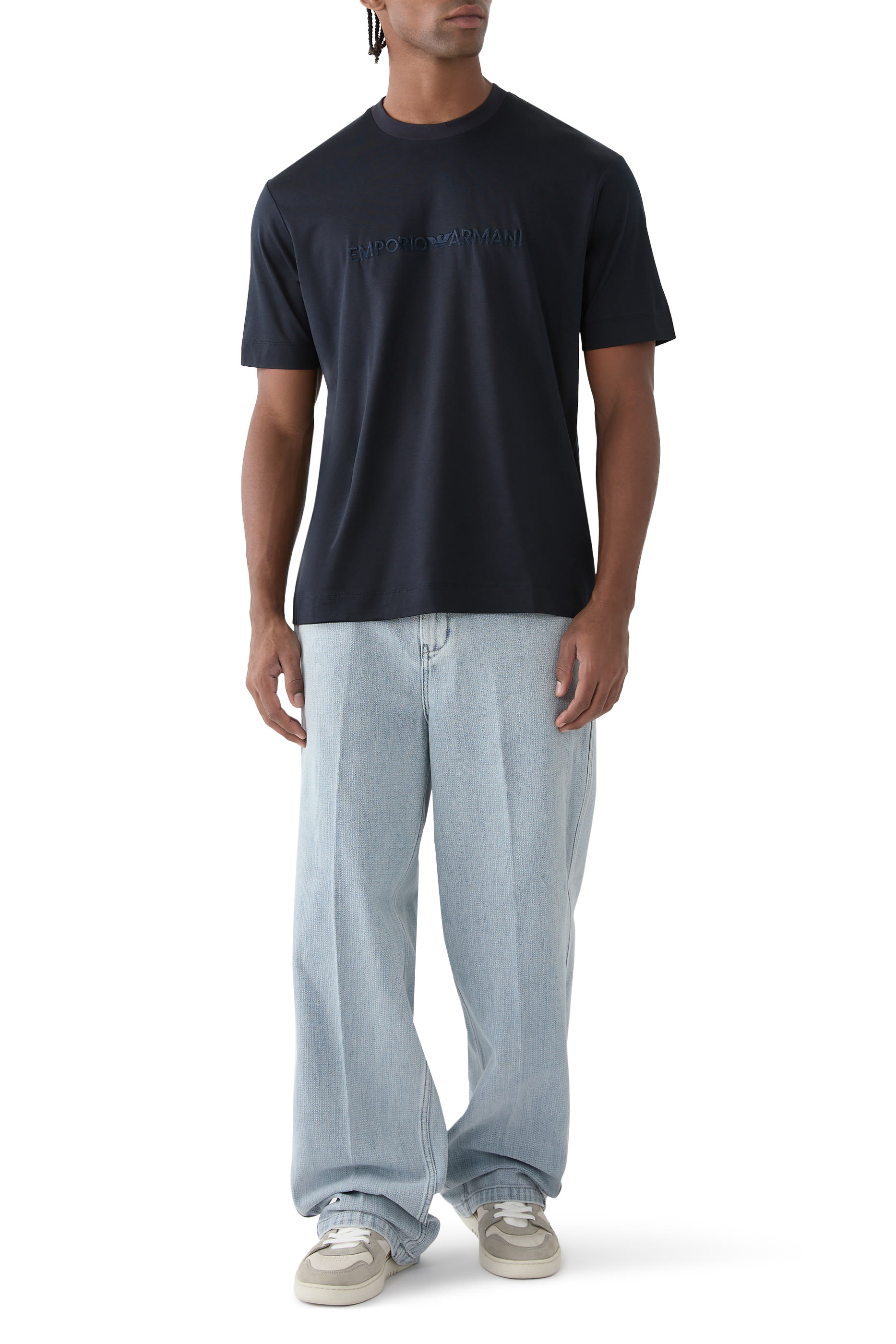 تيشيرت بأكمام قصيرة وشعار الماركة