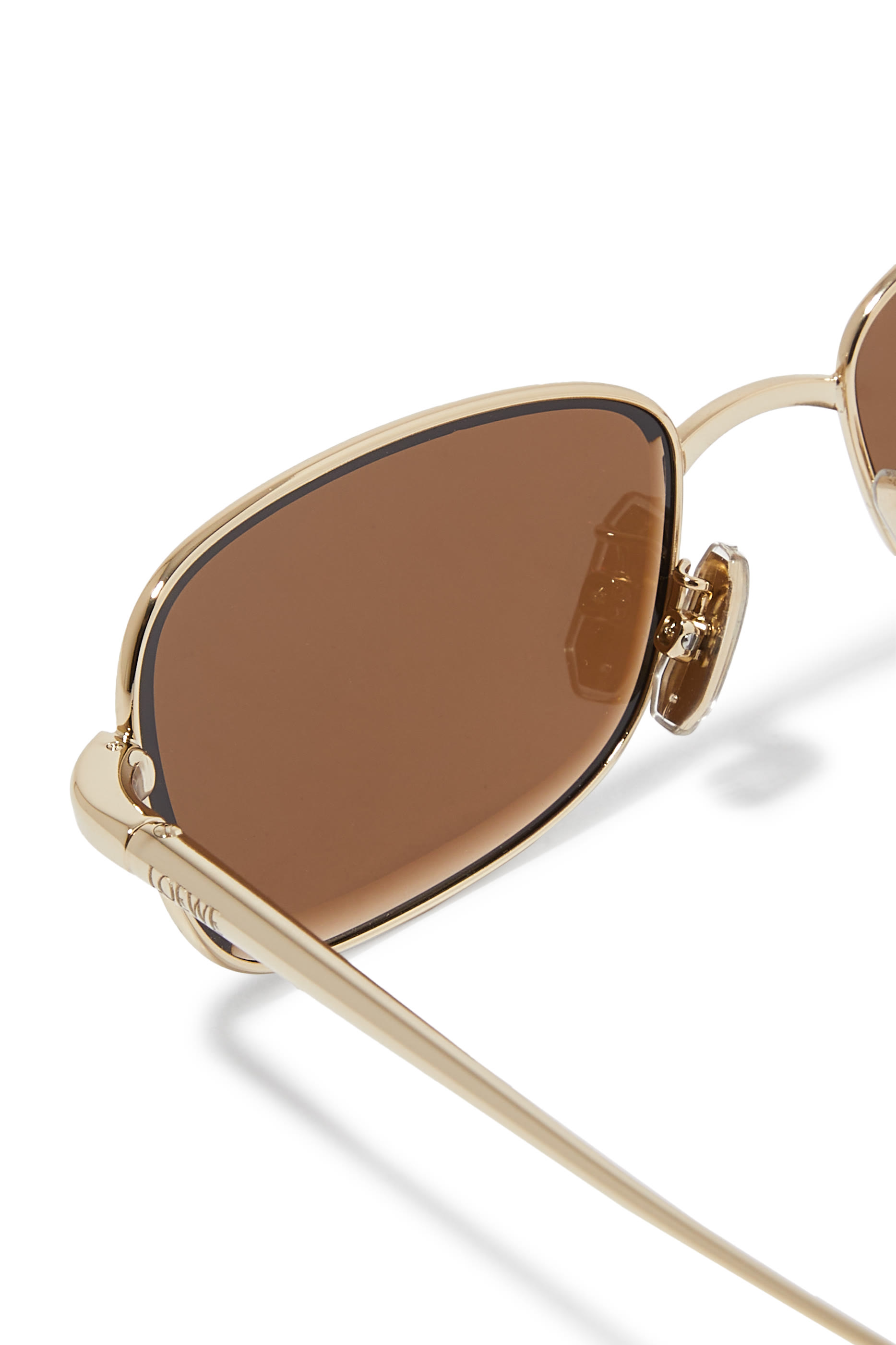 نظارة شمسية بتصميم هندسي وشعار الماركة