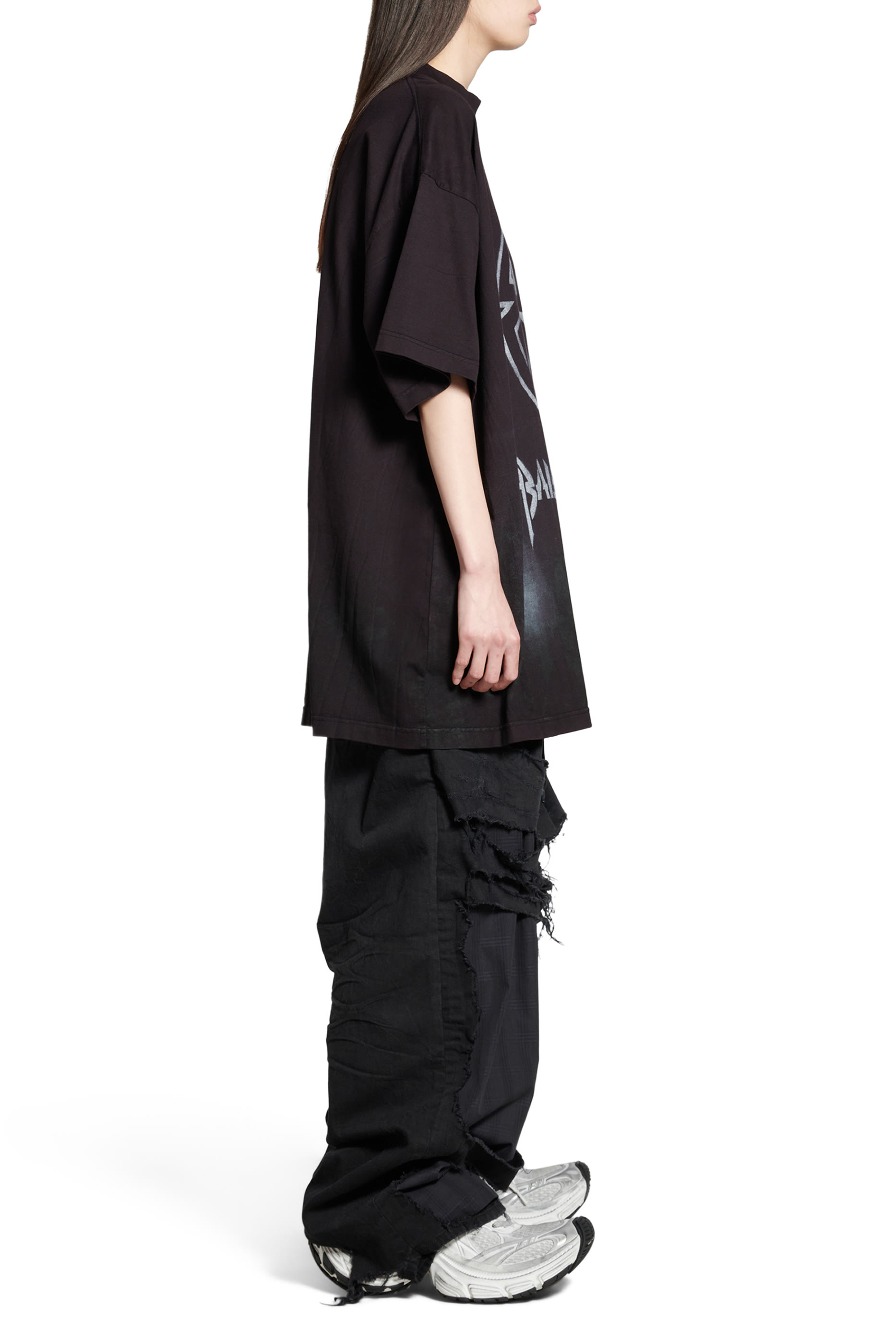 تيشيرت ستينسل بطبعات لامعة وشعار الماركة