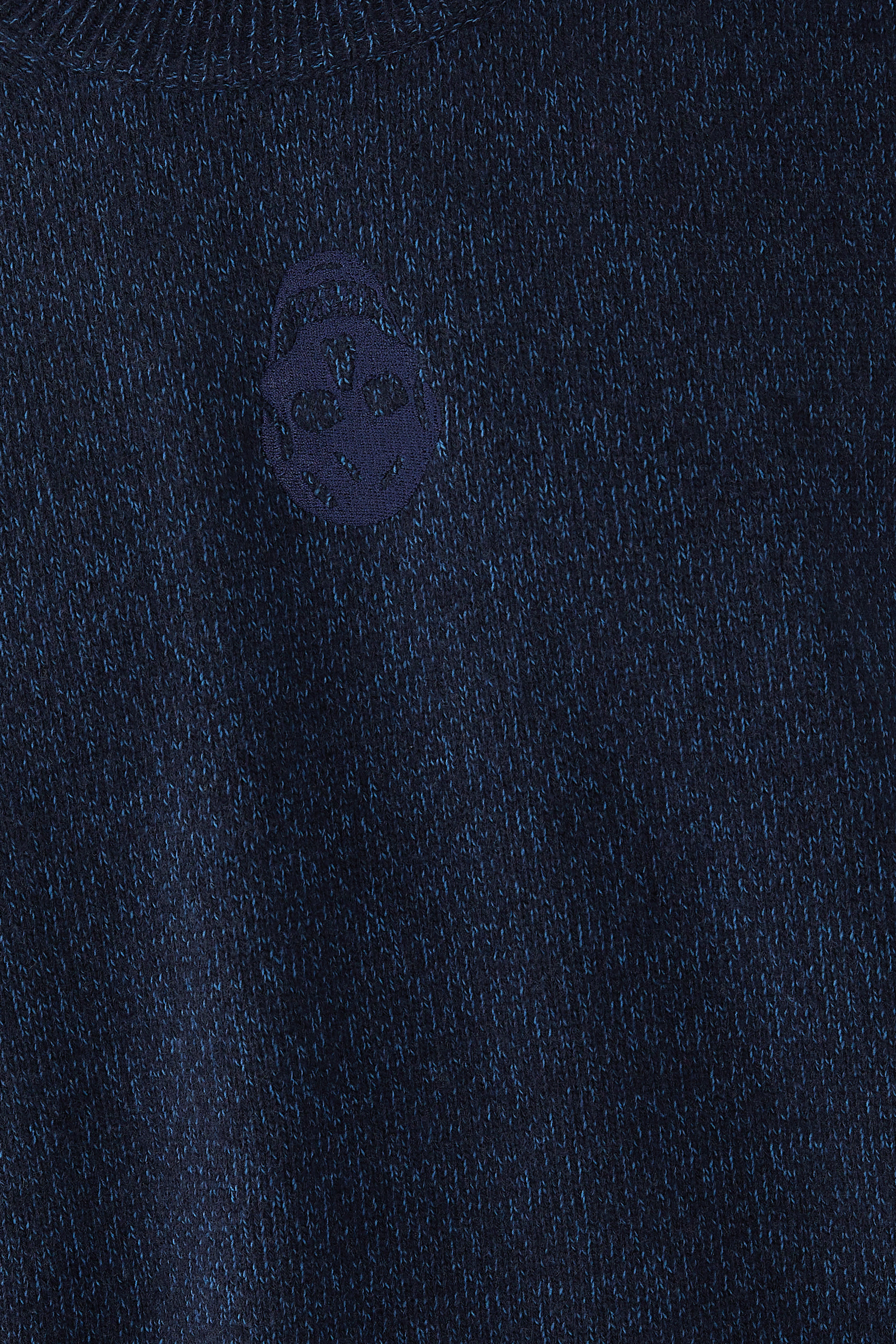 كنزة بطبعة جمجمة