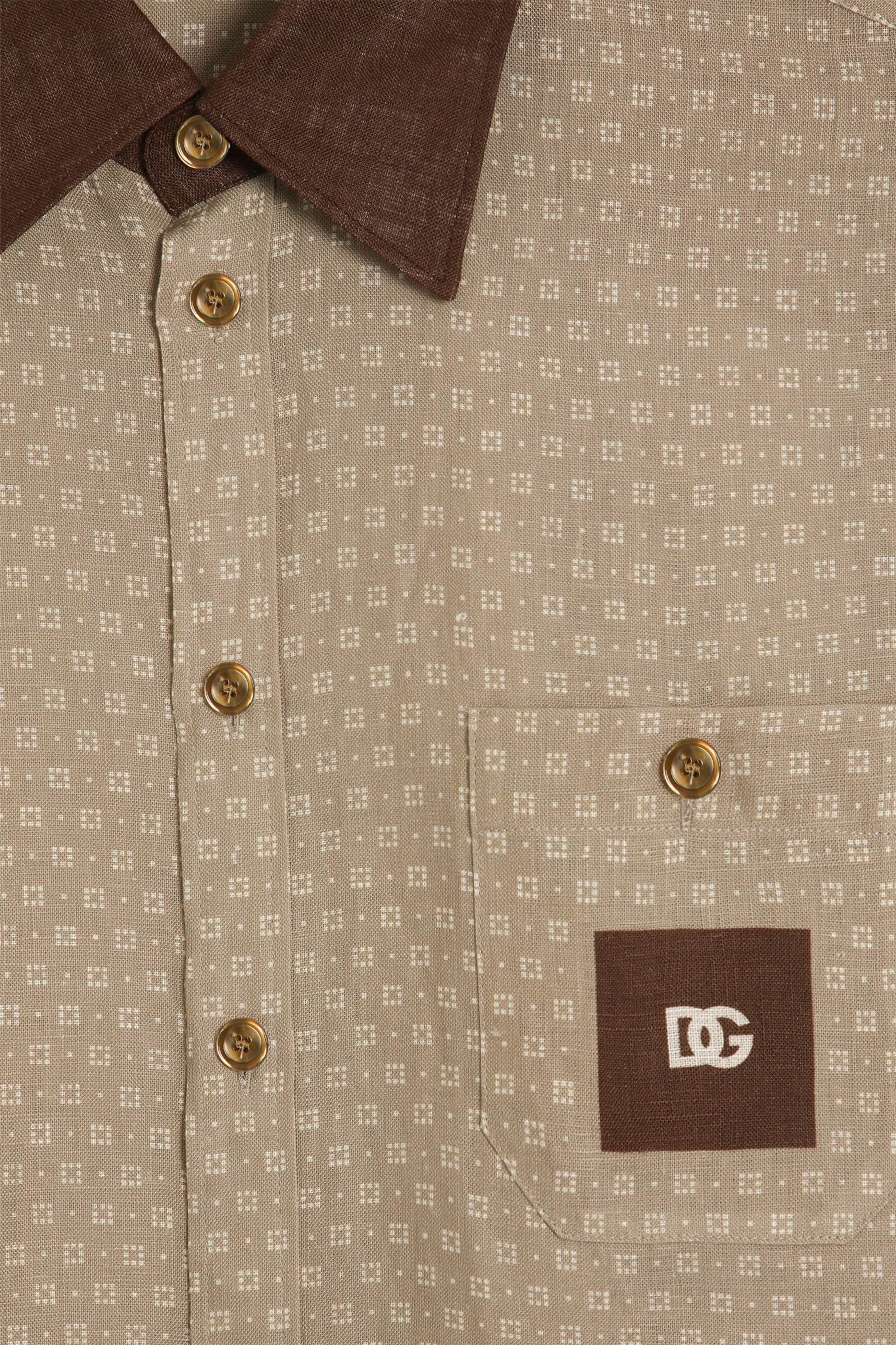 قميص بأكمام قصيرة