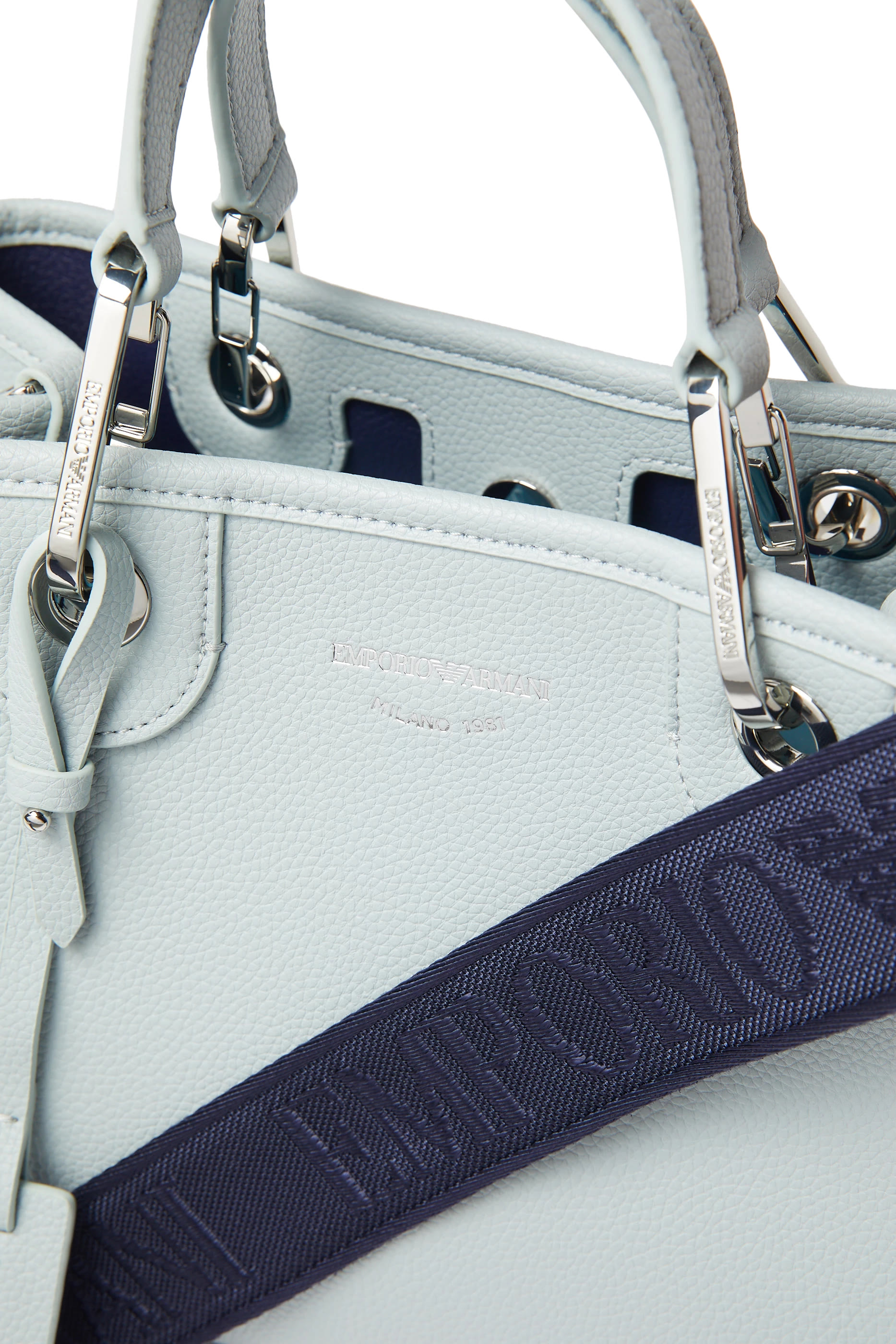 حقيبة يد مزينة بشعار الماركة