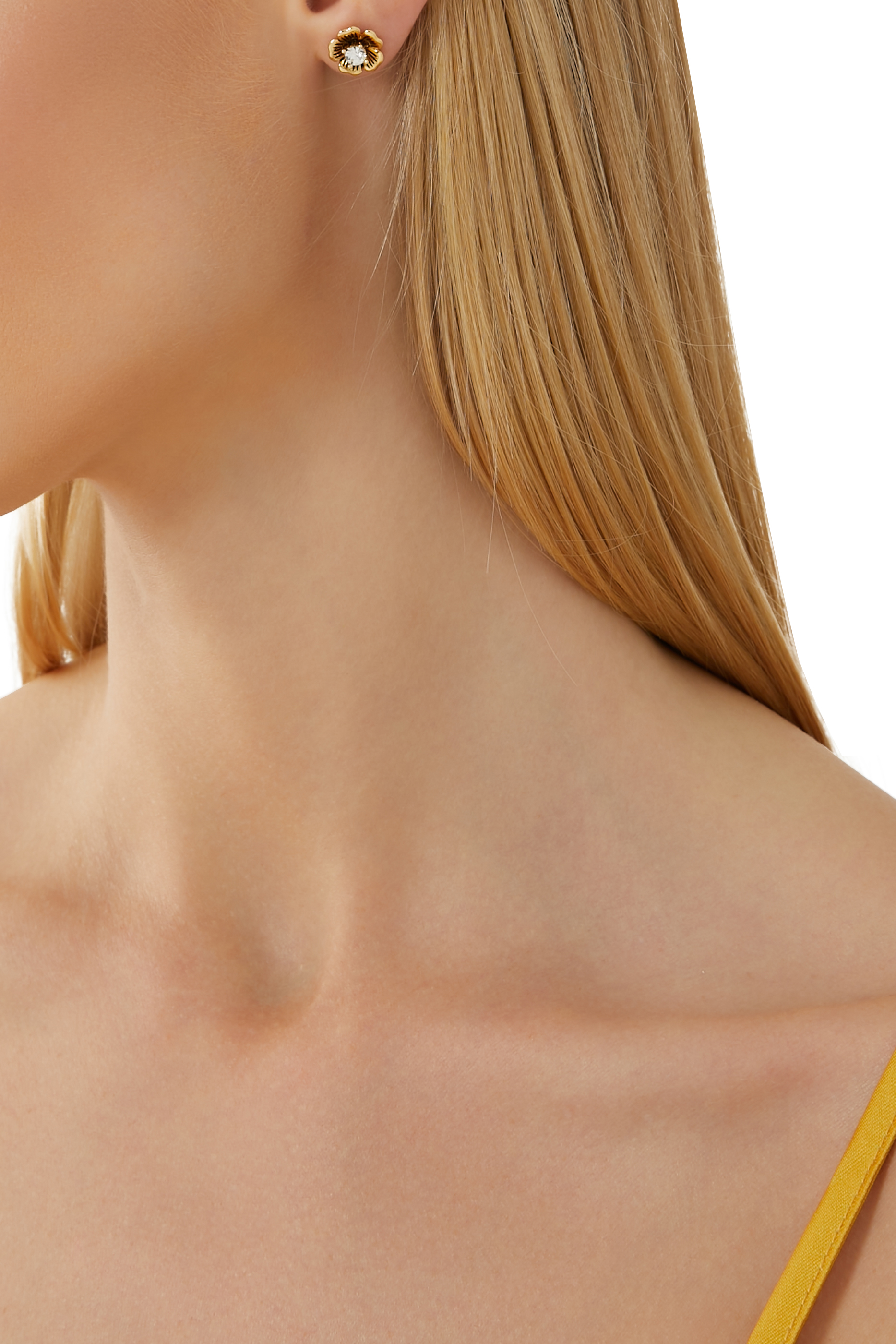 أقراط بتصميم زهرة الشاي المميزة