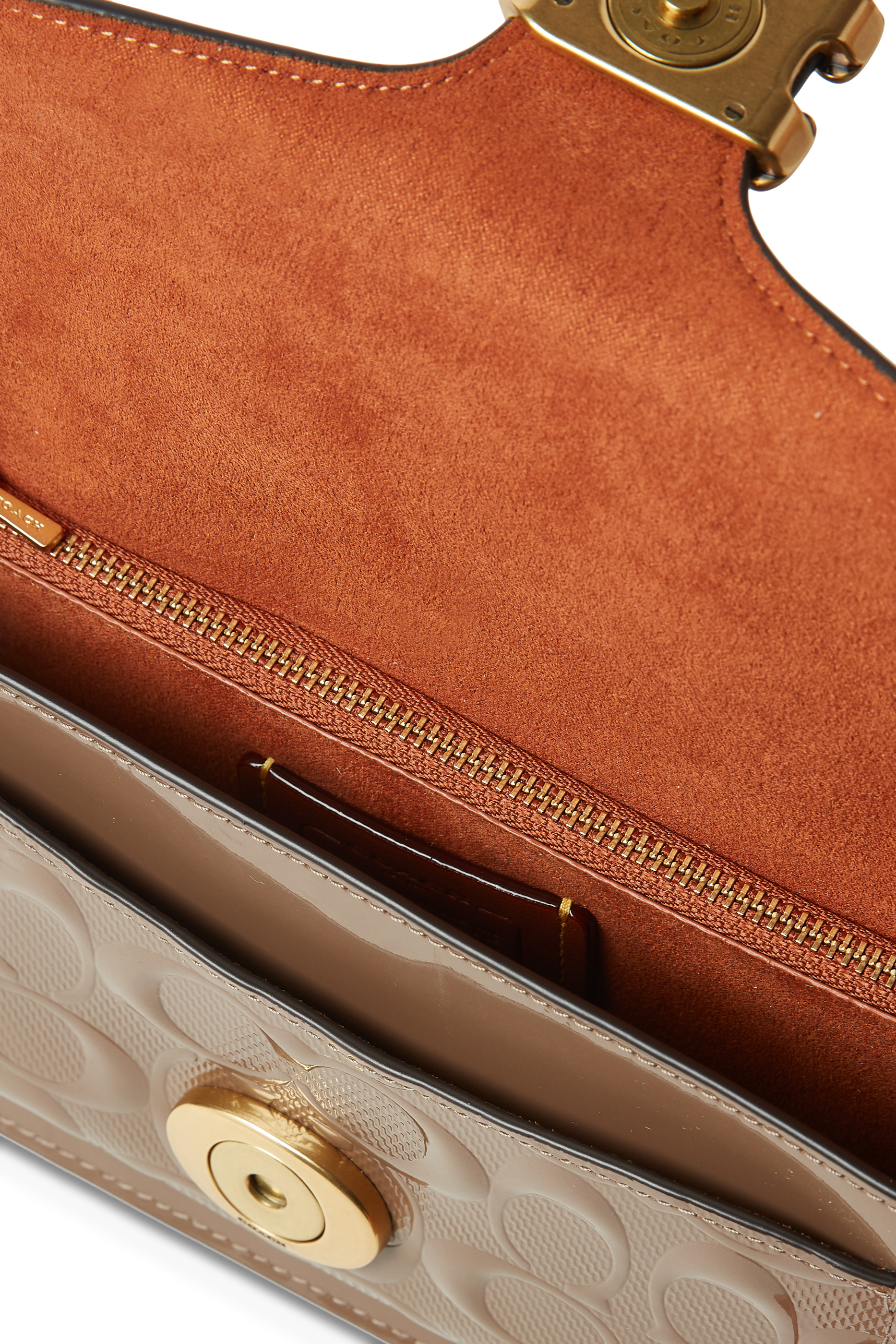 كلاتش تابي جلد لامع بنقشة شعار الماركة