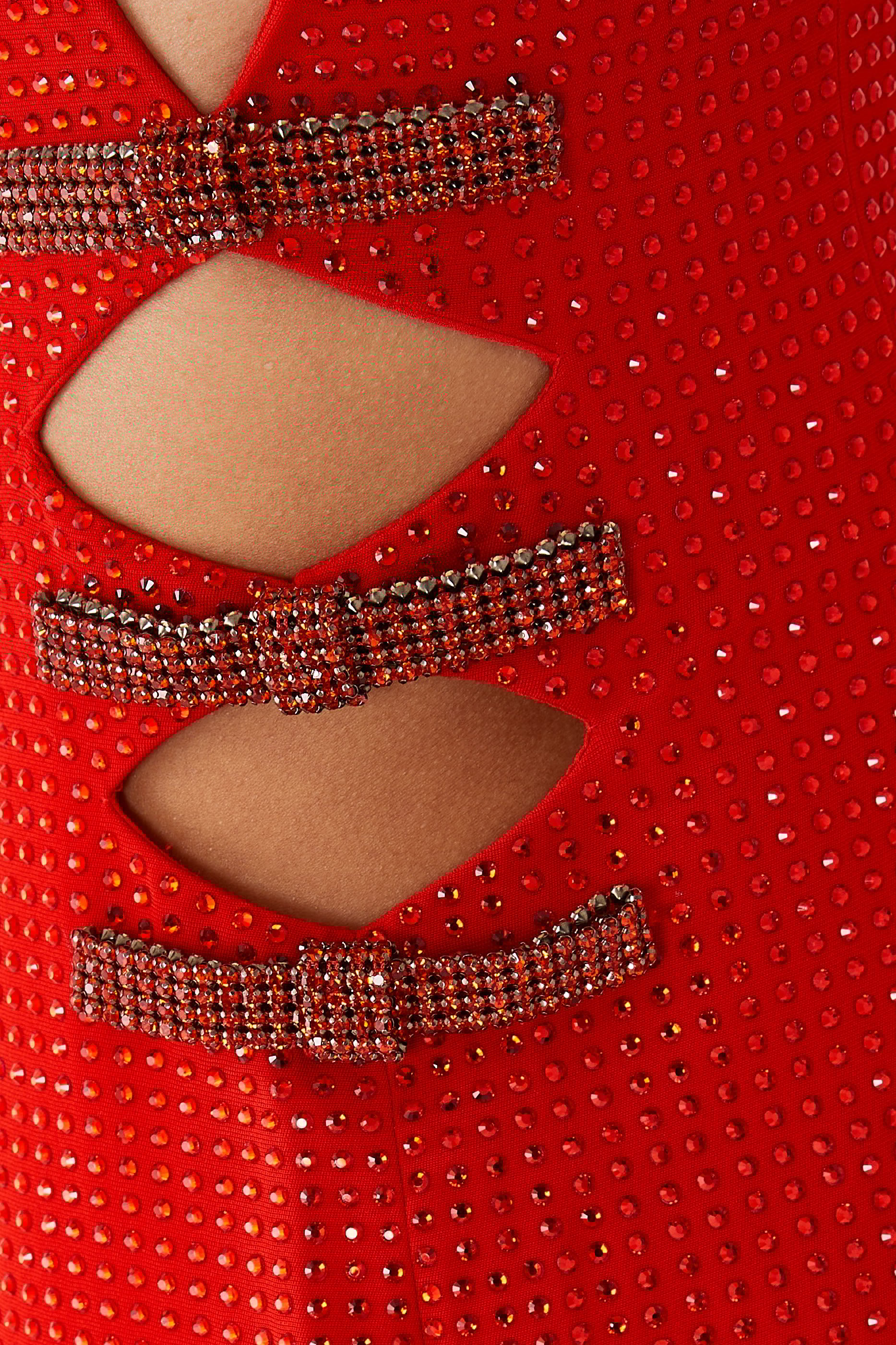 فستان طويل كريب مرصع بأحجار الراين