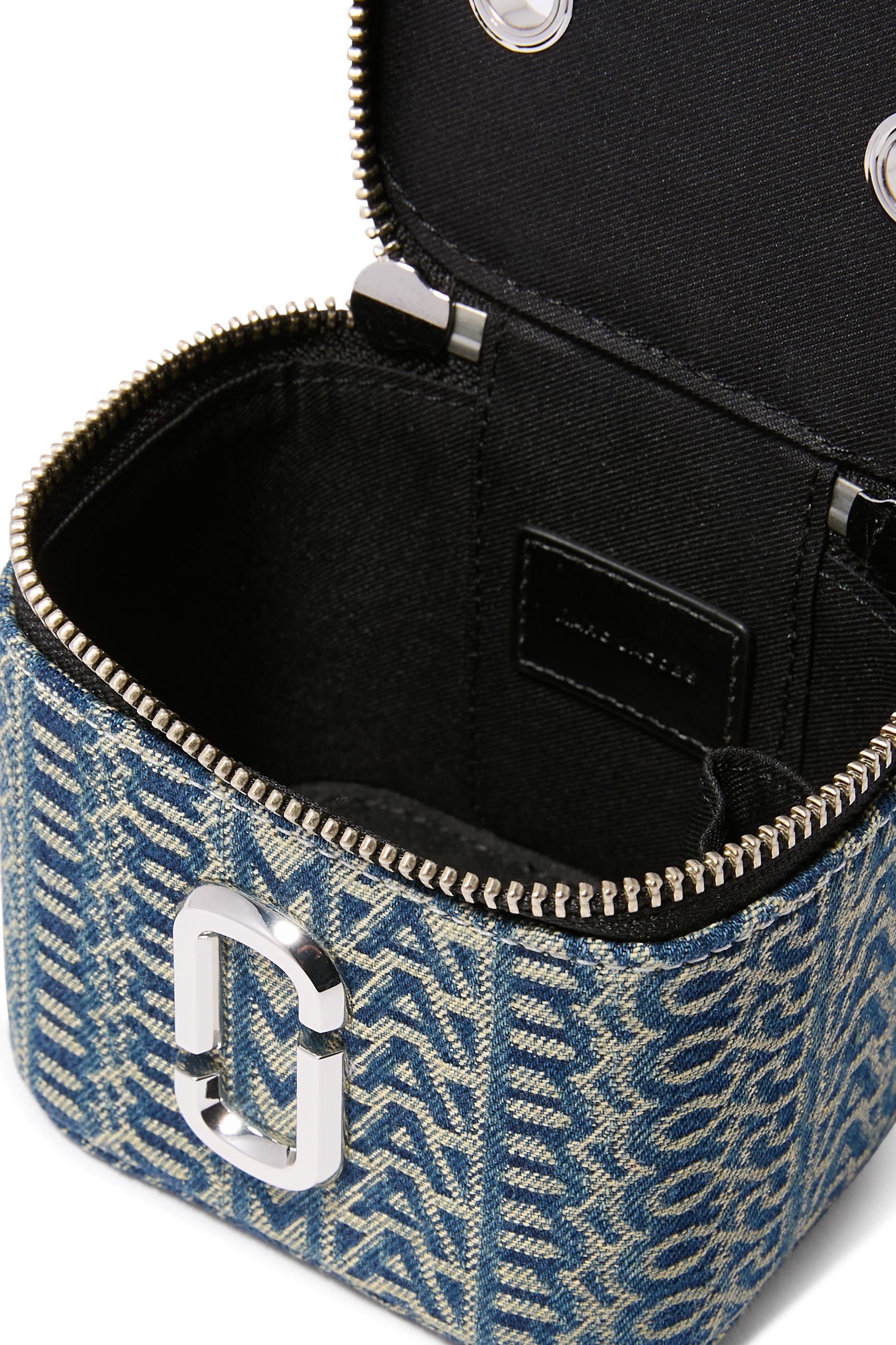 حقيبة مستحضرات تجميل صغيرة