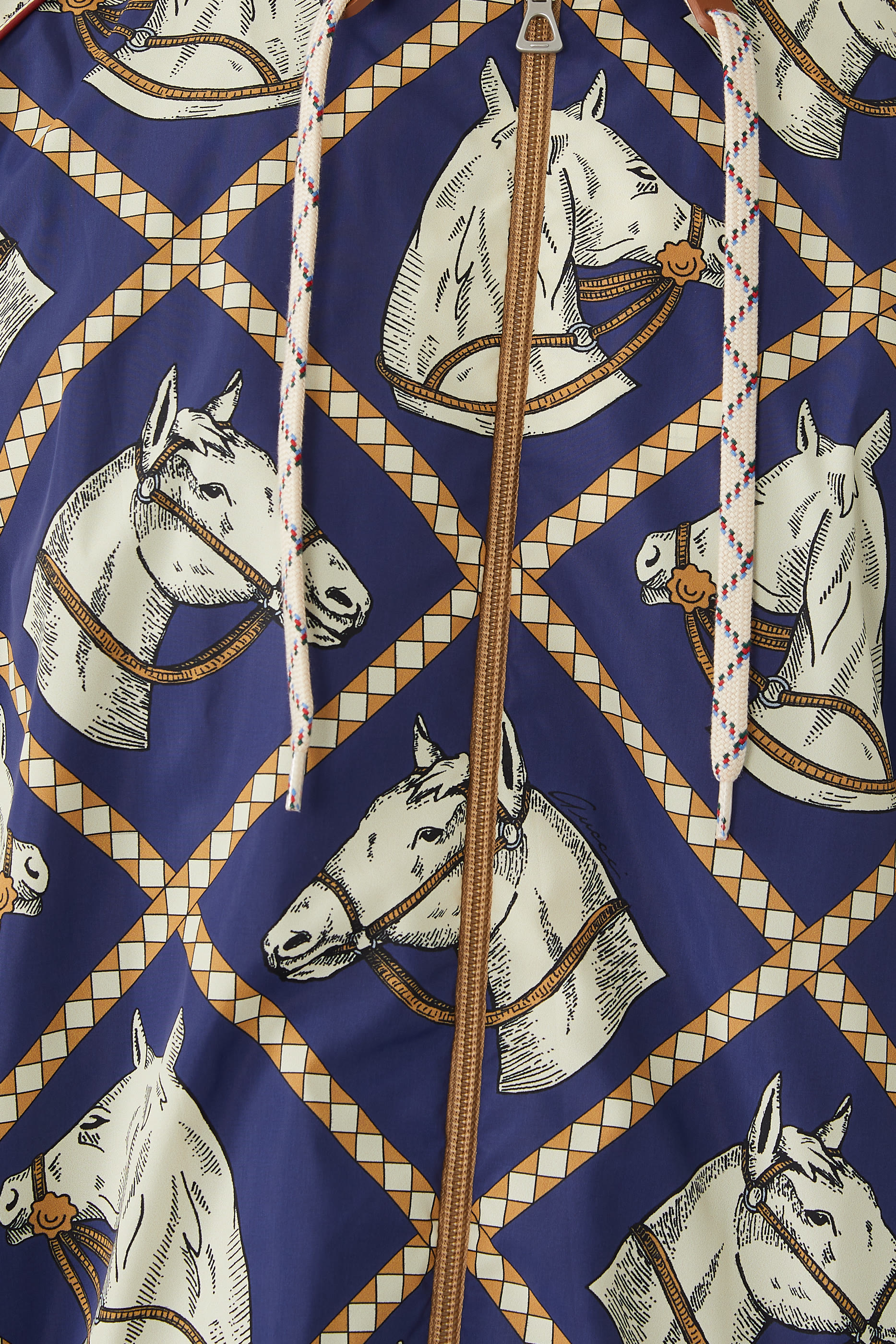 جاكيت بغطاء رأس وطبعة فروسية