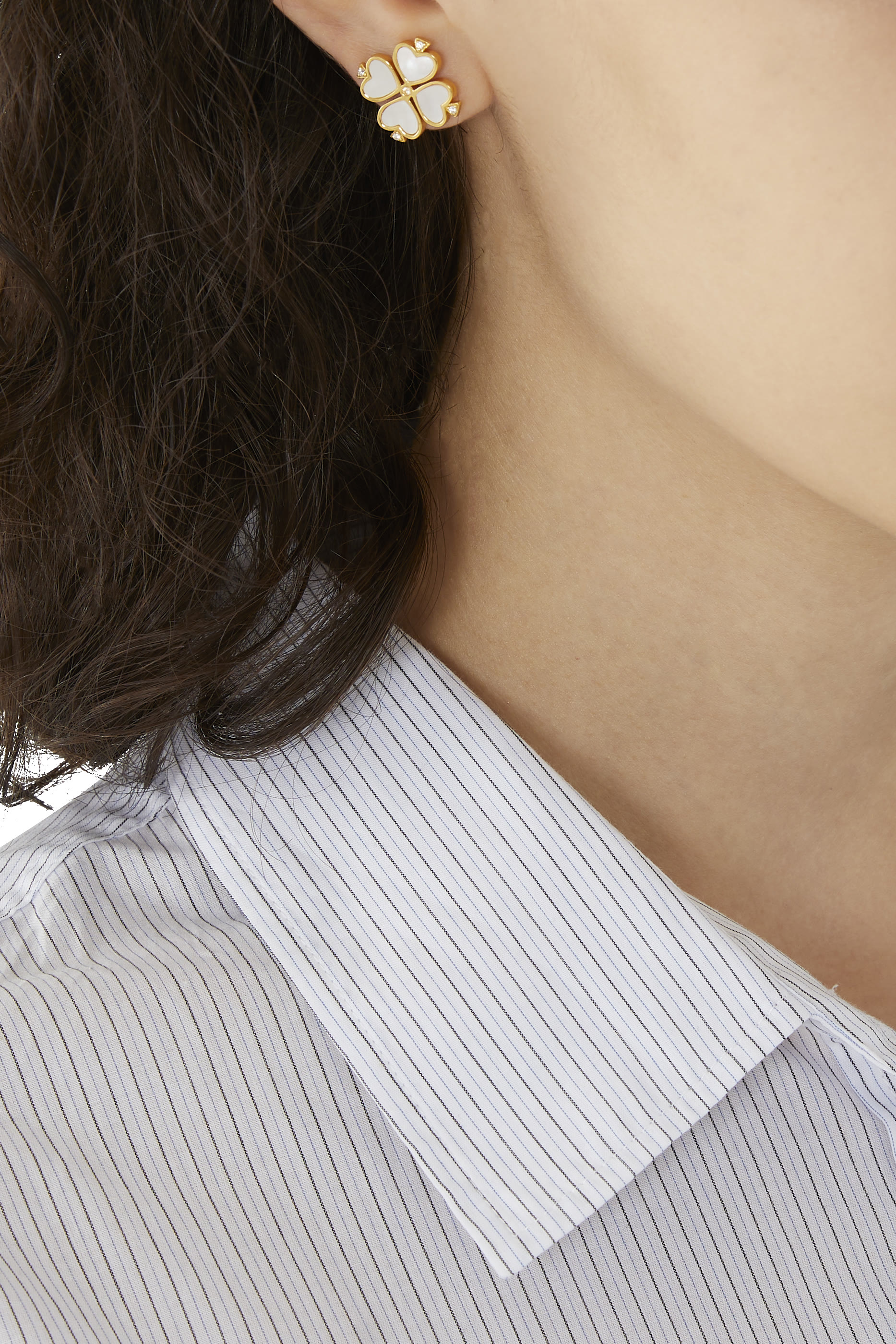 أقراط ليجاسي مرصعة بشعار الماركة