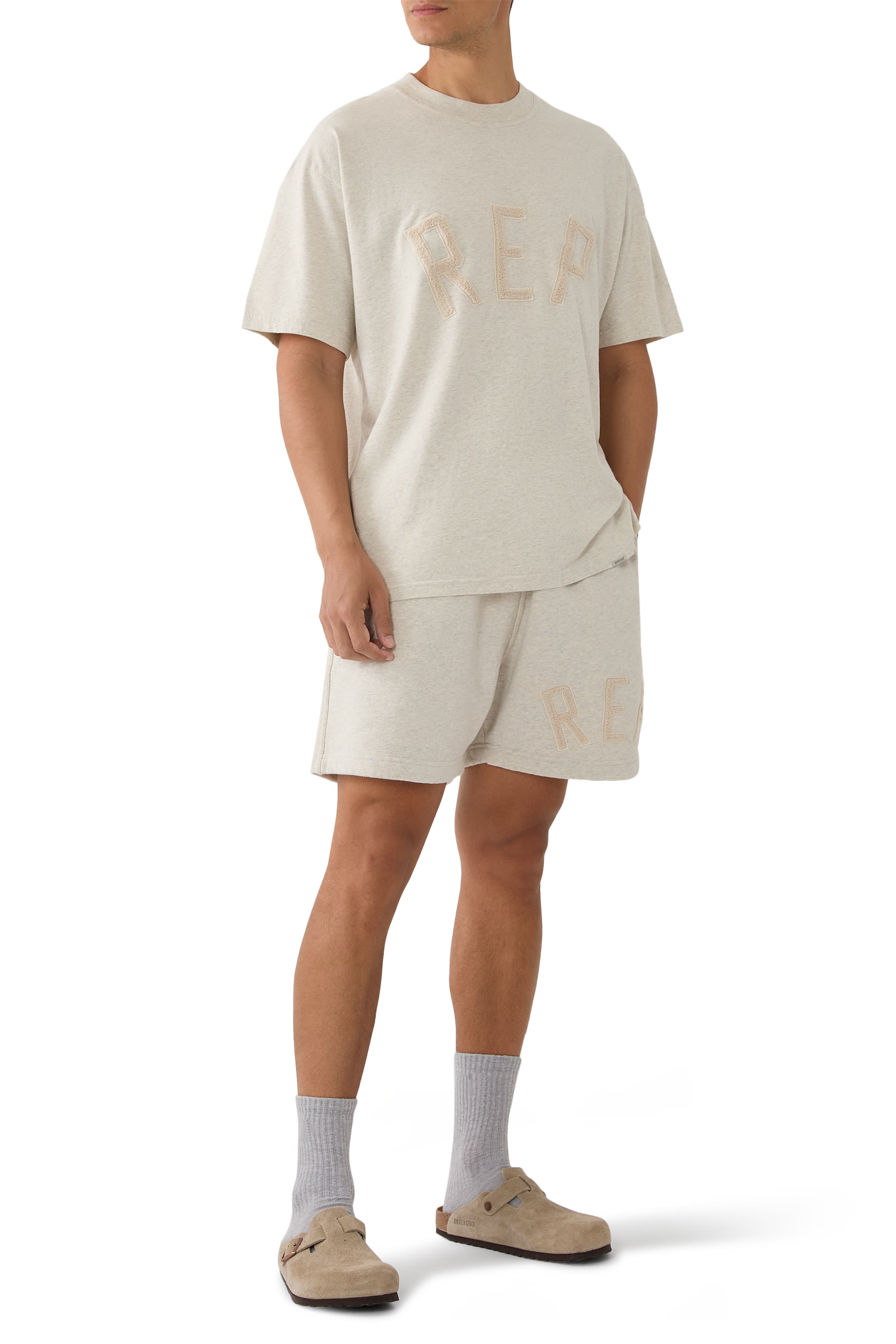 تيشيرت بشعار الماركة بملمس بارز