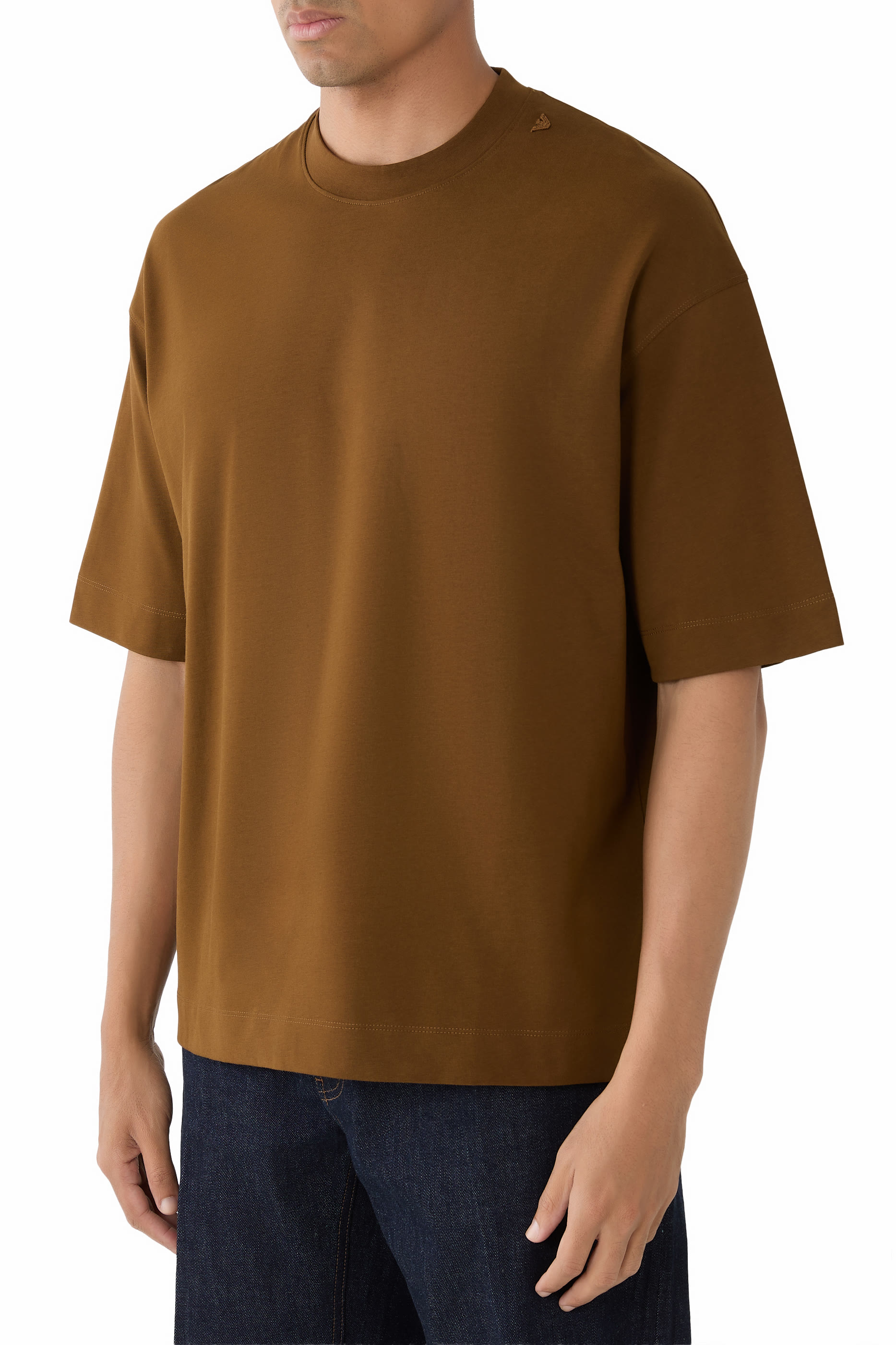 تيشيرت بشعار الماركة بحجم صغير عند الياقة