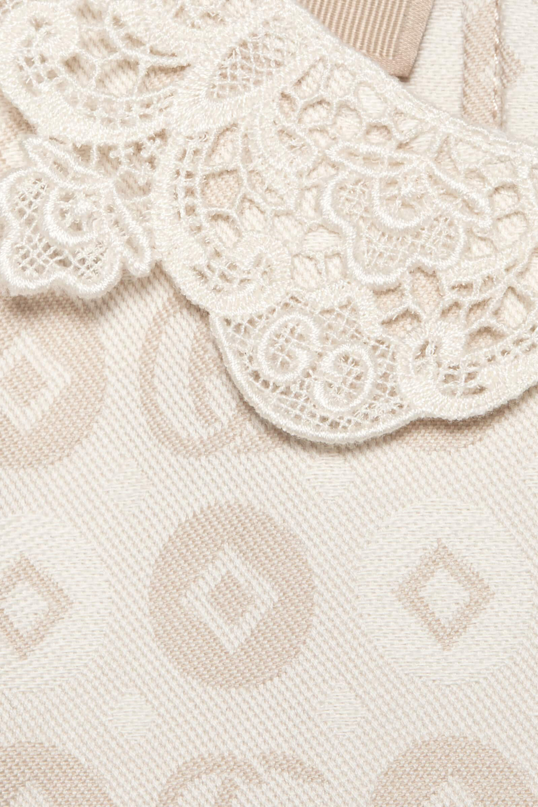 فستان دنيم بنقشة هندسية بحرفي شعار الماركة