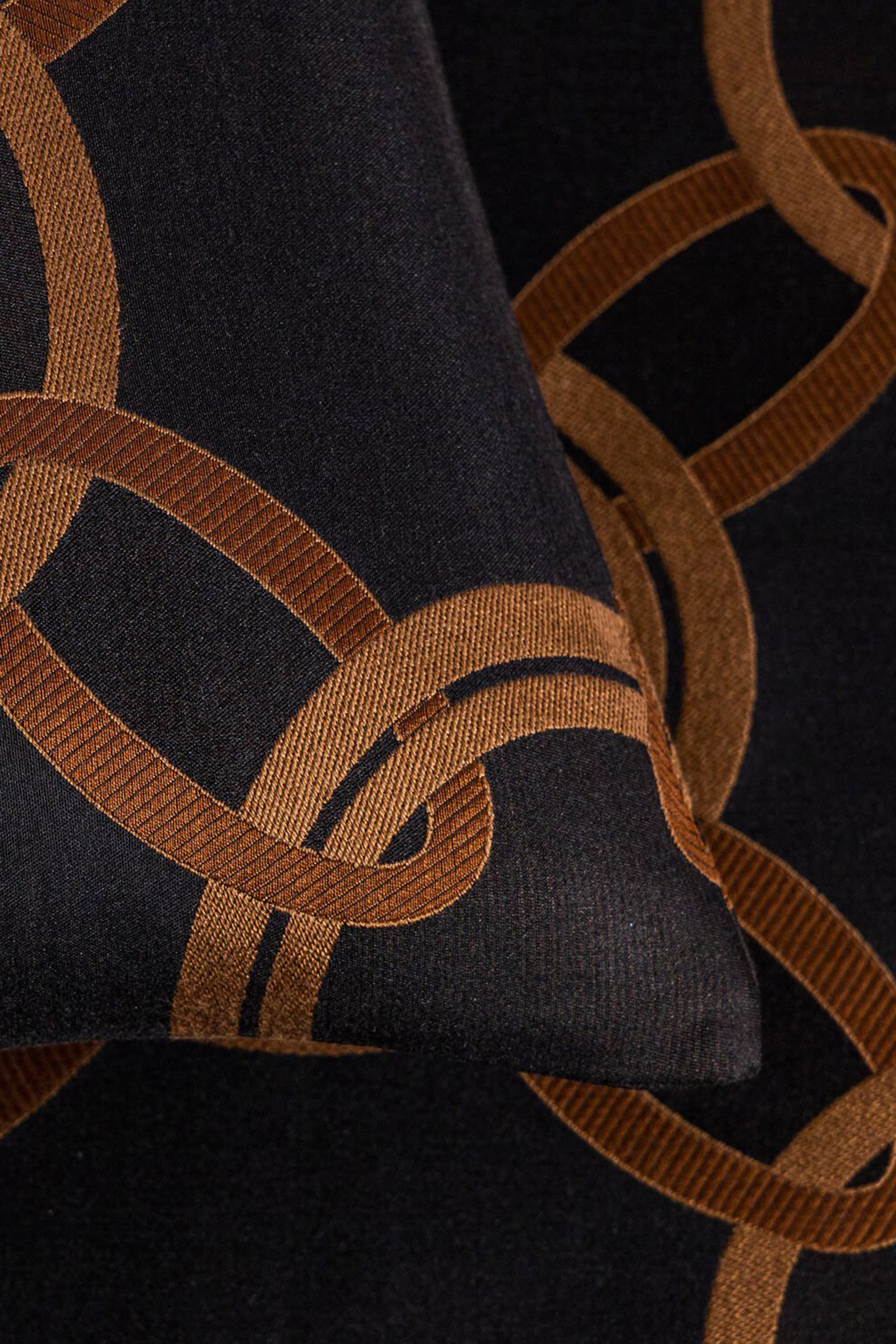 وسادة ديكور لاكجري بنقشة سلاسل