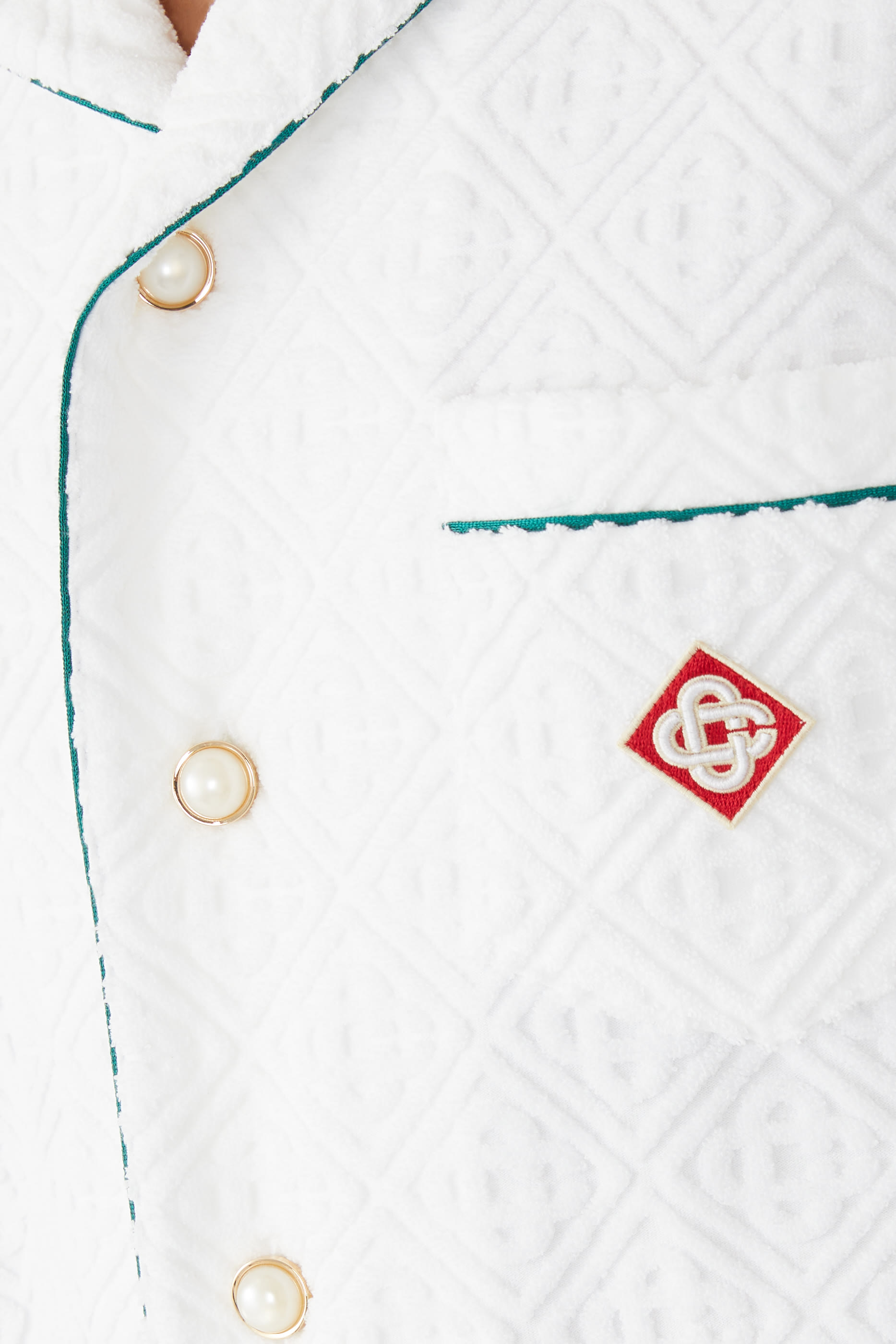 قميص بنقشة حروف شعار الماركة بملمس بارز