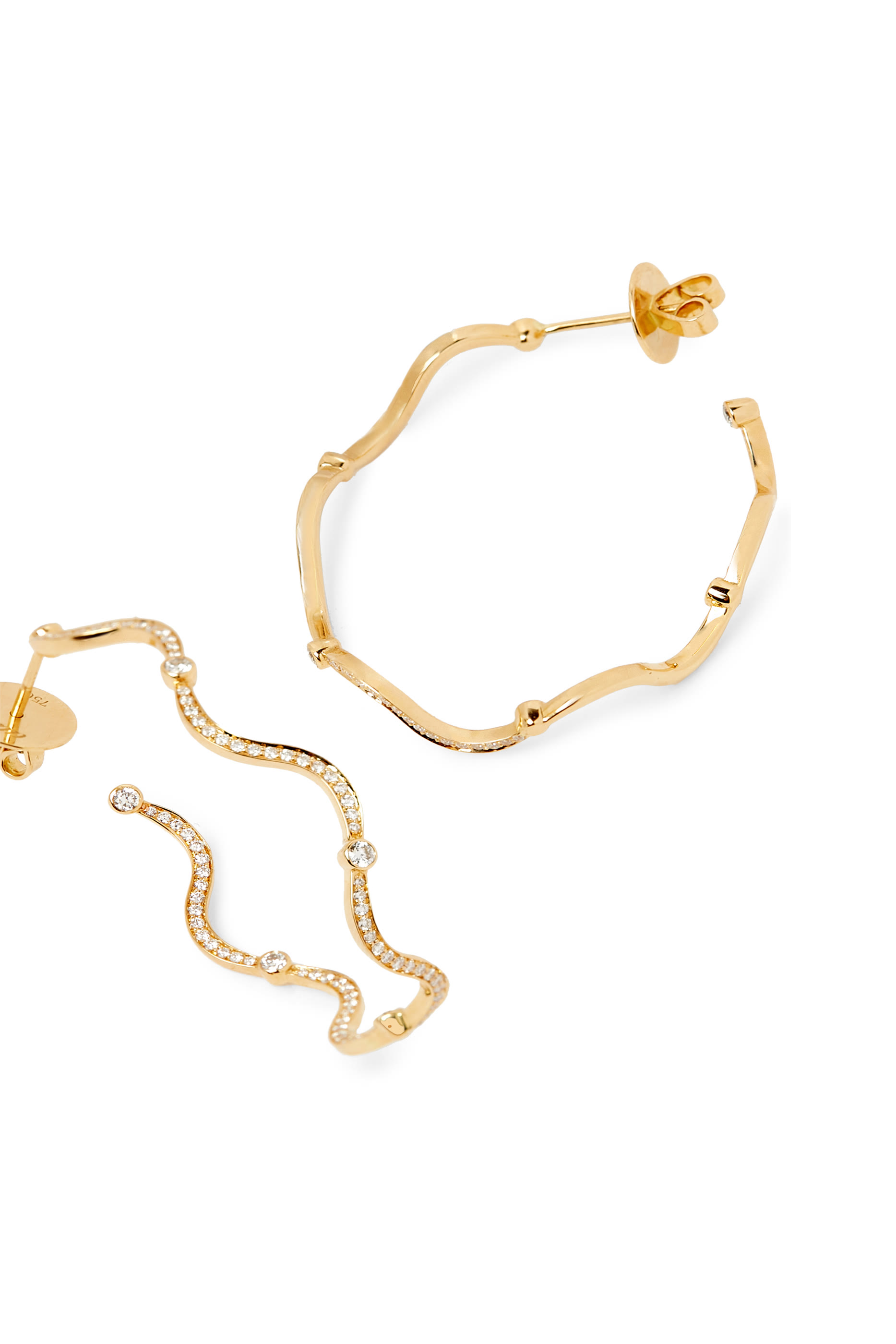 أقراط دائرية بتصميم متموج مرصعة بالماس ذهب أصفر عيار 18