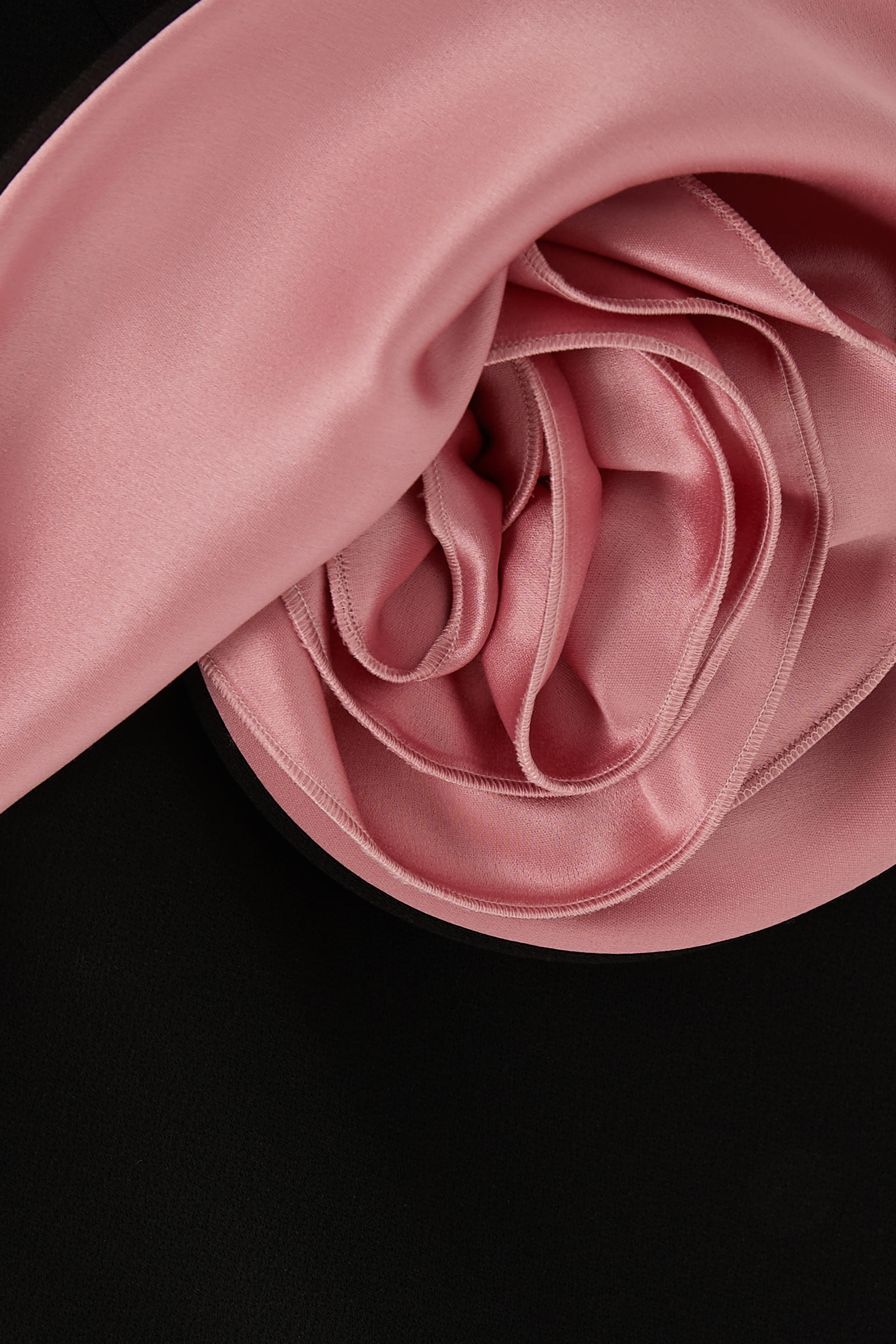 فستان قصير بصدرية وزهرة بارزة الملمس بلون مغاير