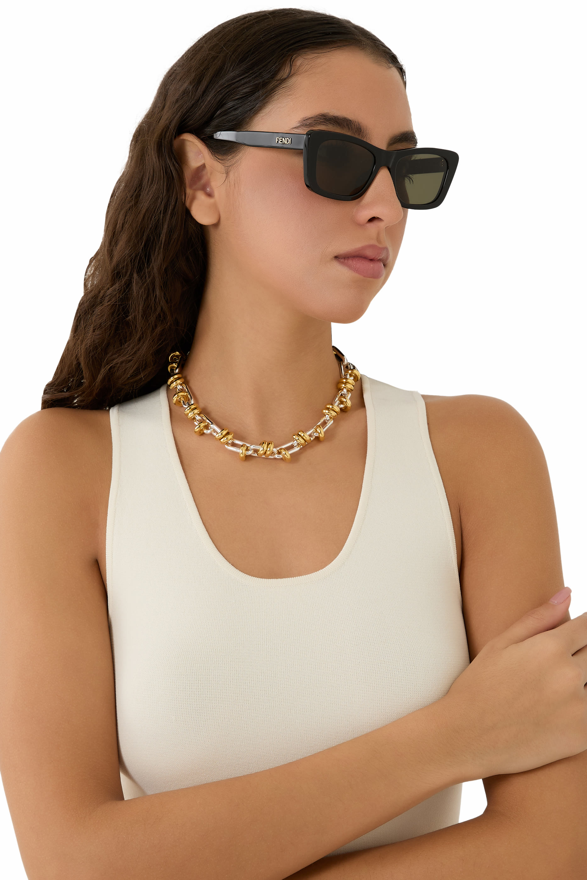 نظارة شمسية بإطار هندسي مزينة بشعار الماركة