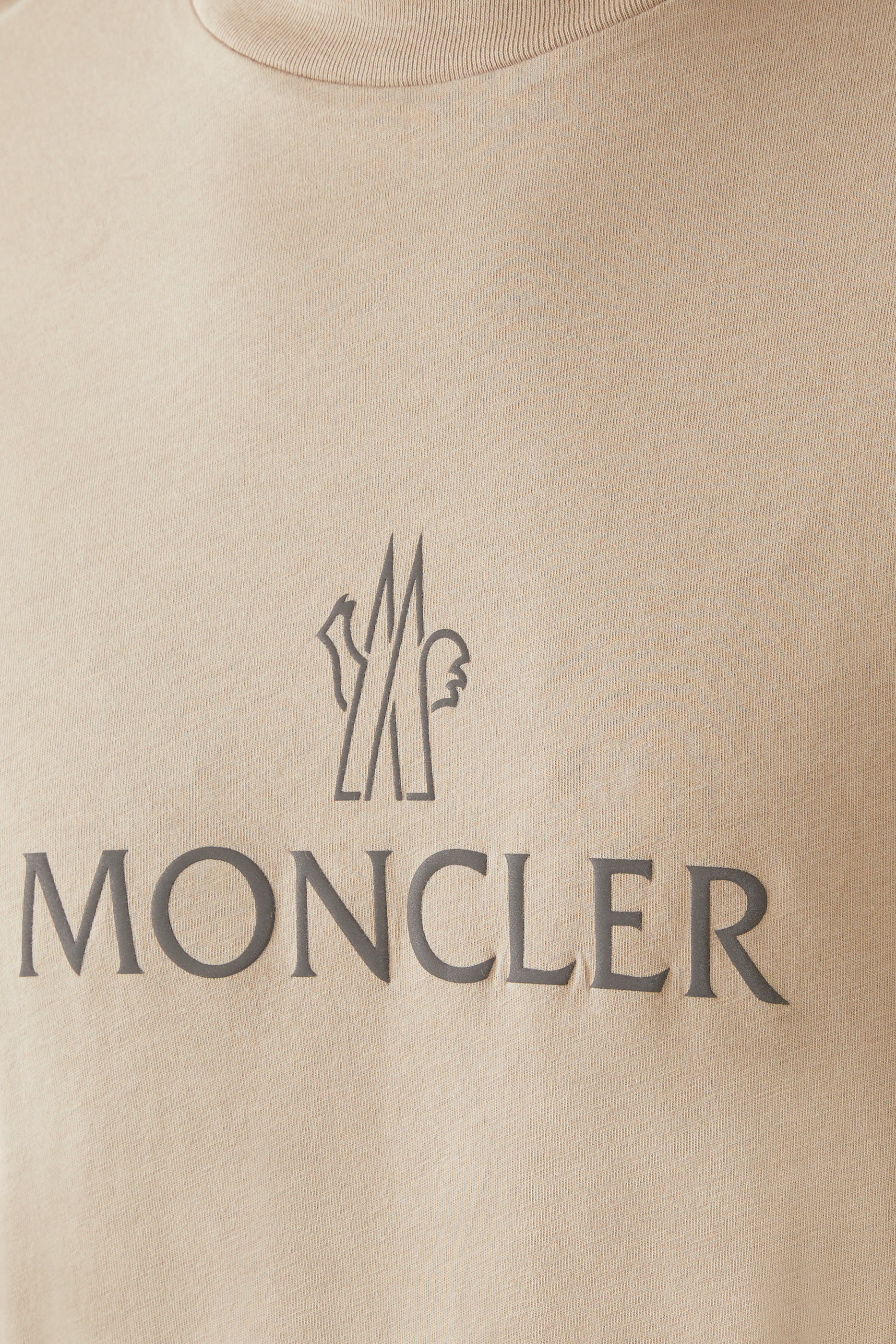 تيشيرت بياقة ضيقة ونقشة شعار الماركة