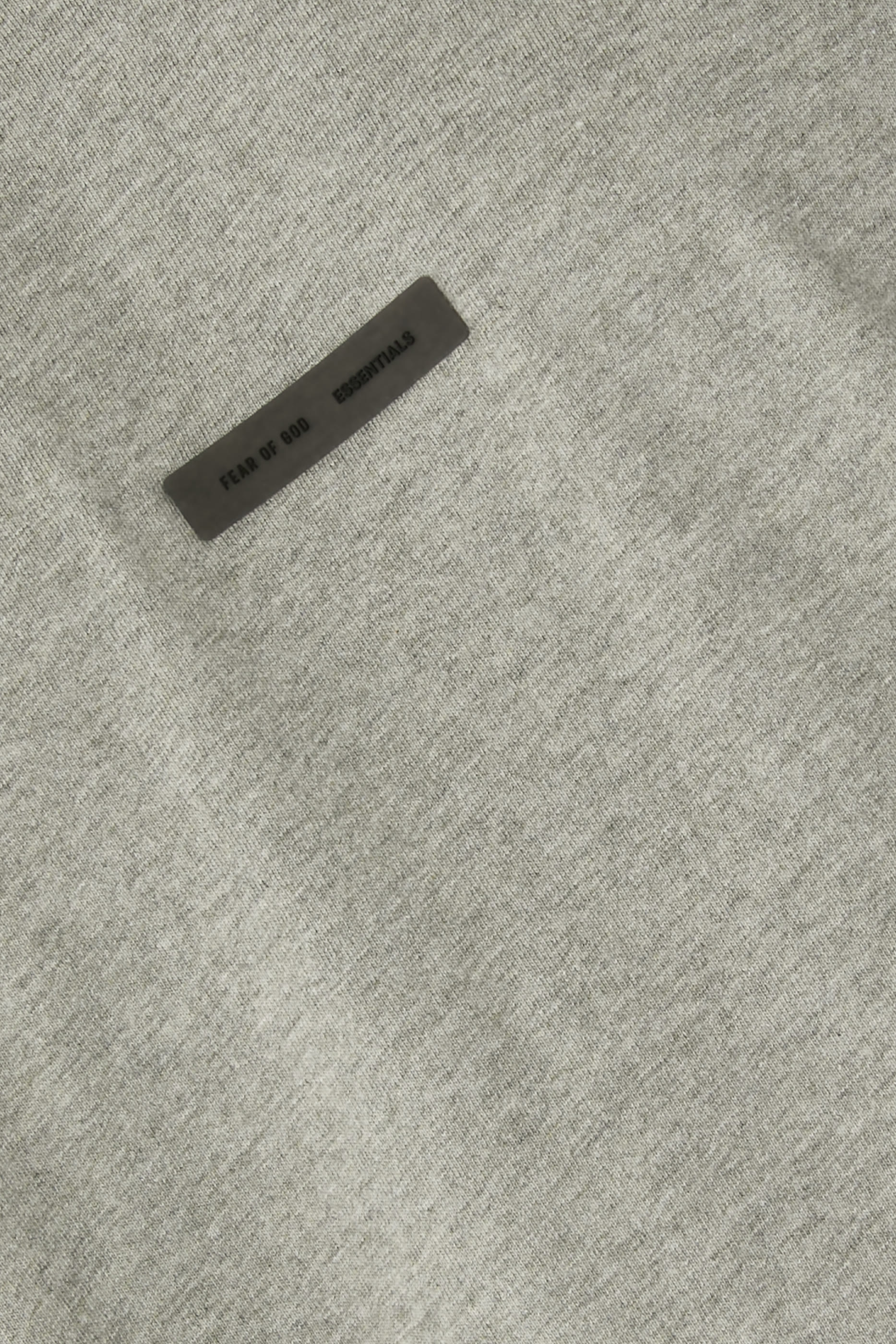 تيشيرت بلا أكمام خفيف الوزن مزين بشعار الماركة